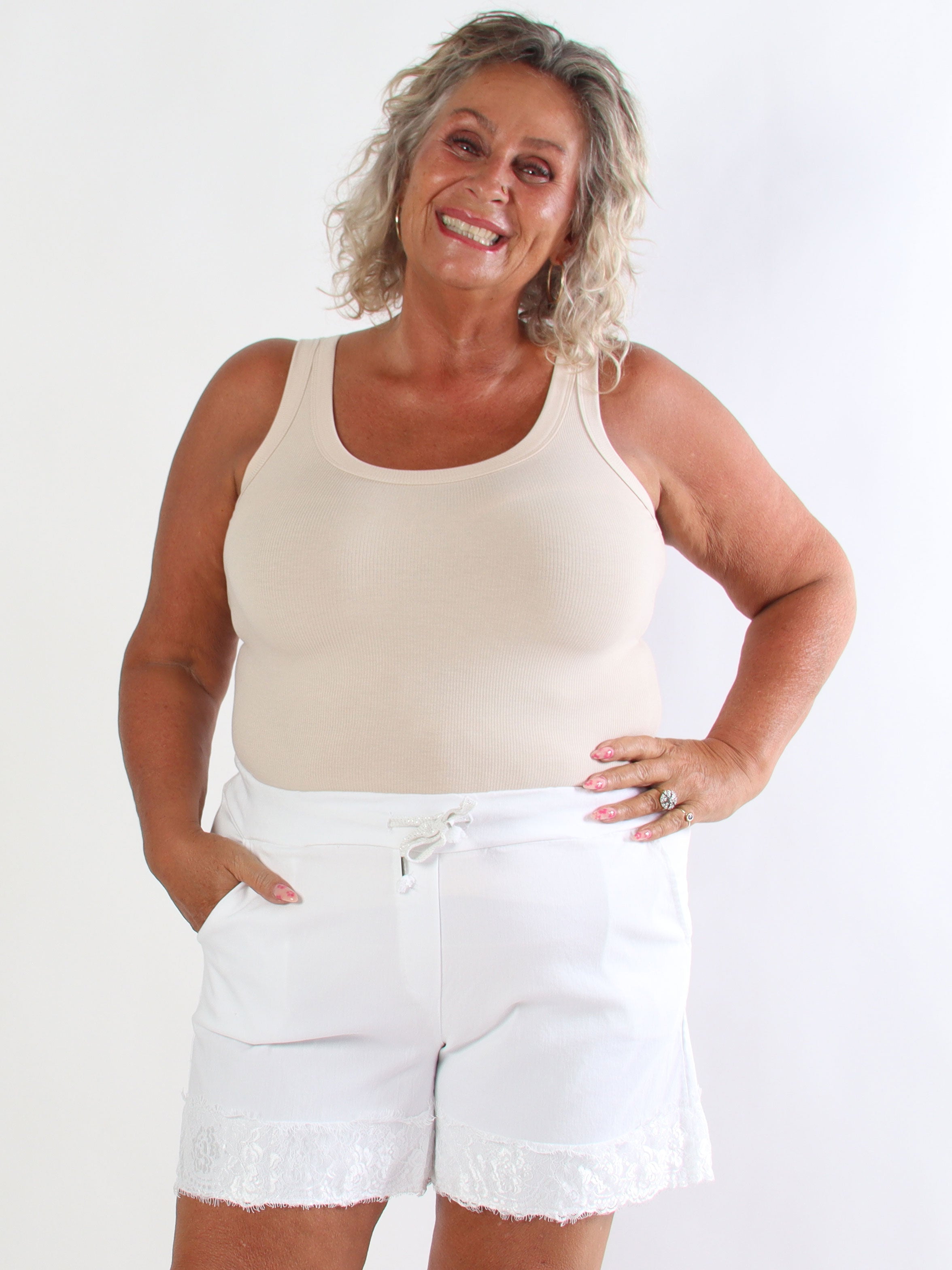 Lai - Skønne plus size shorts i en viskoseblanding med fine blondekanter