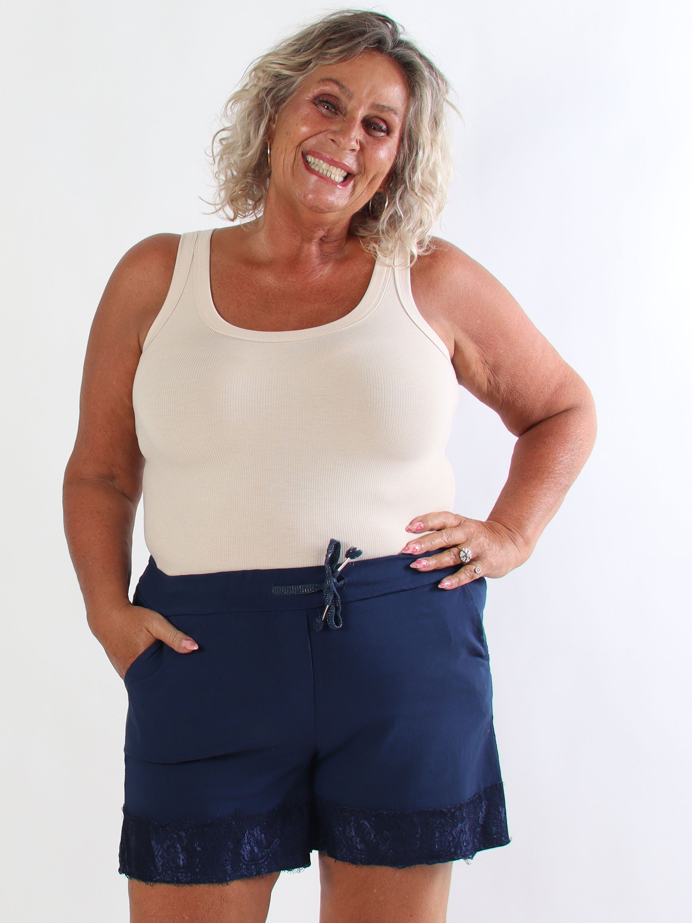 Lai - Skønne plus size shorts i en viskoseblanding med fine blondekanter