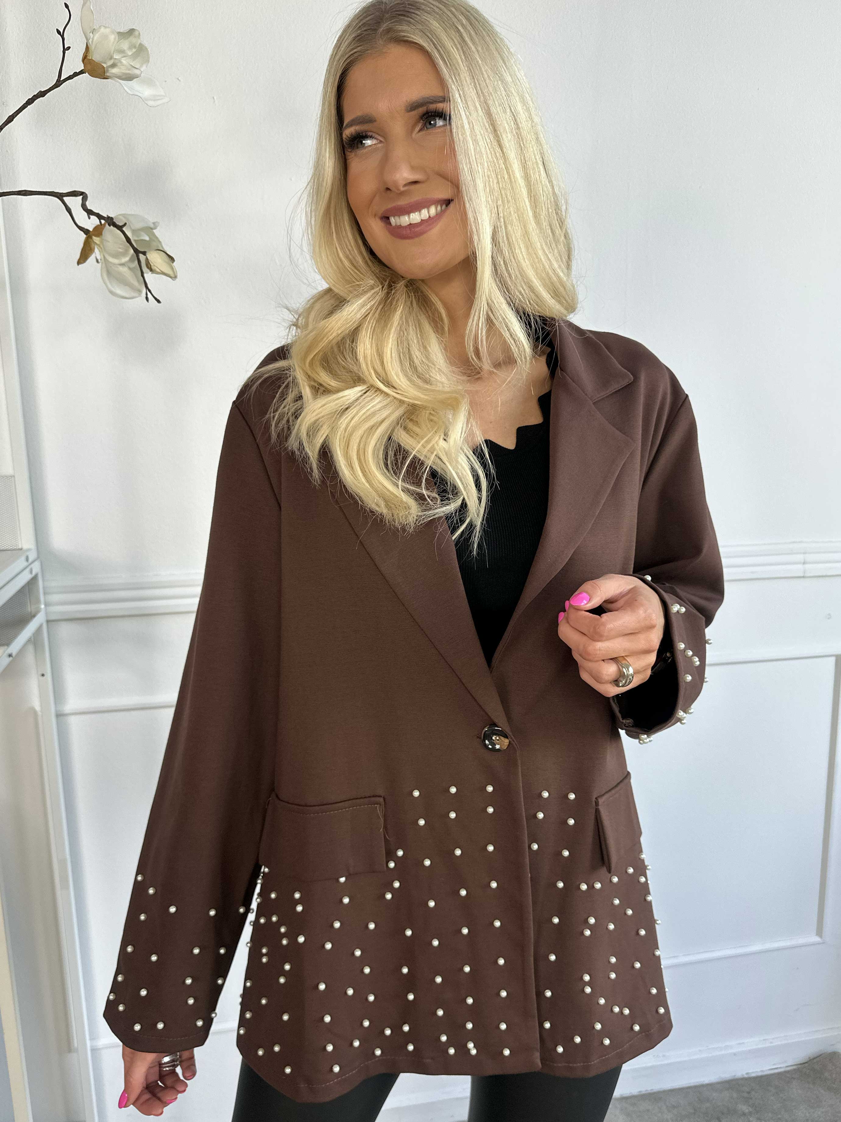 Larissa - Oversized blazer med vita pärlor