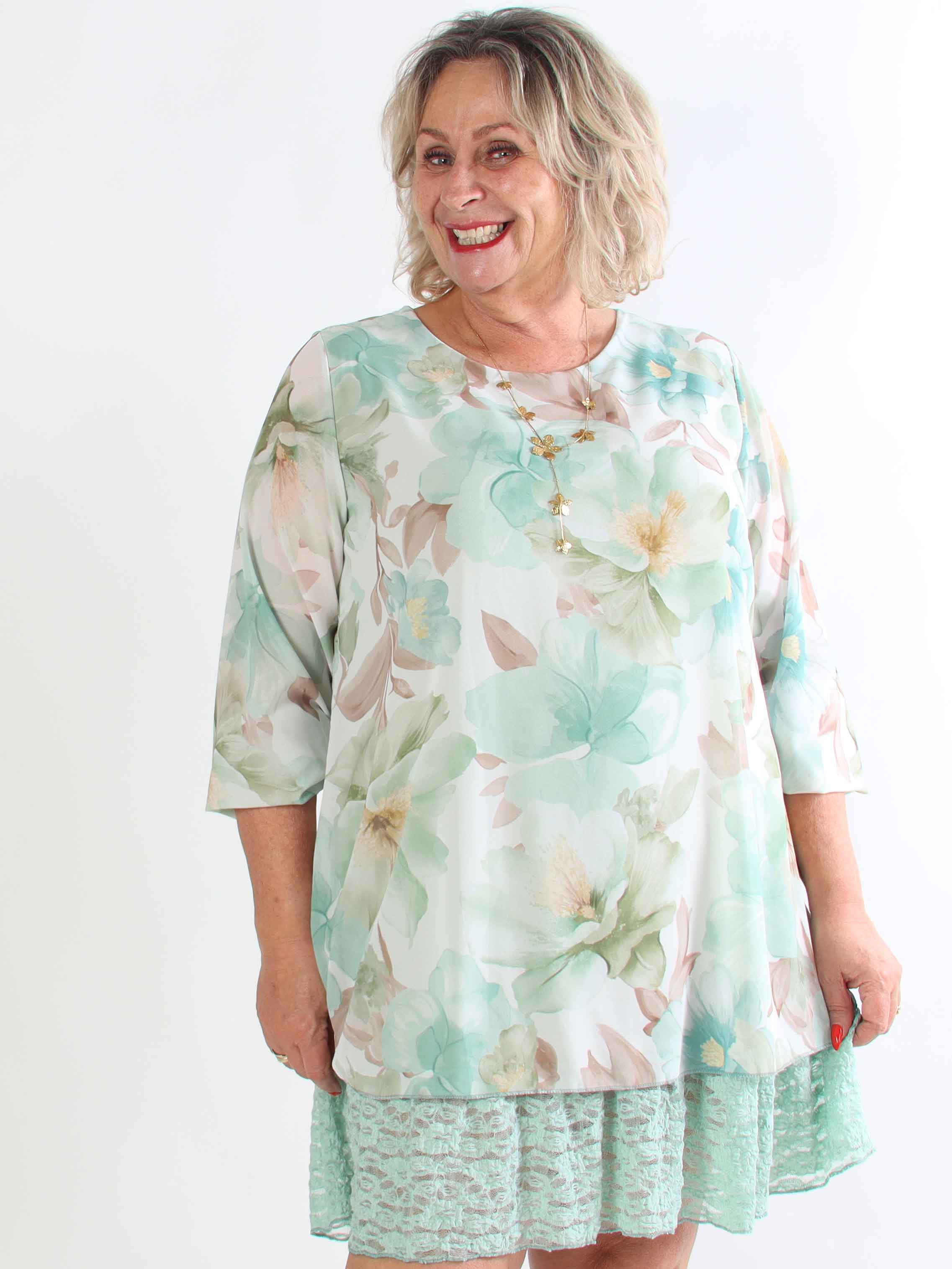 Lauren - Blommig plus size chiffongklänning med tunika och spetskant