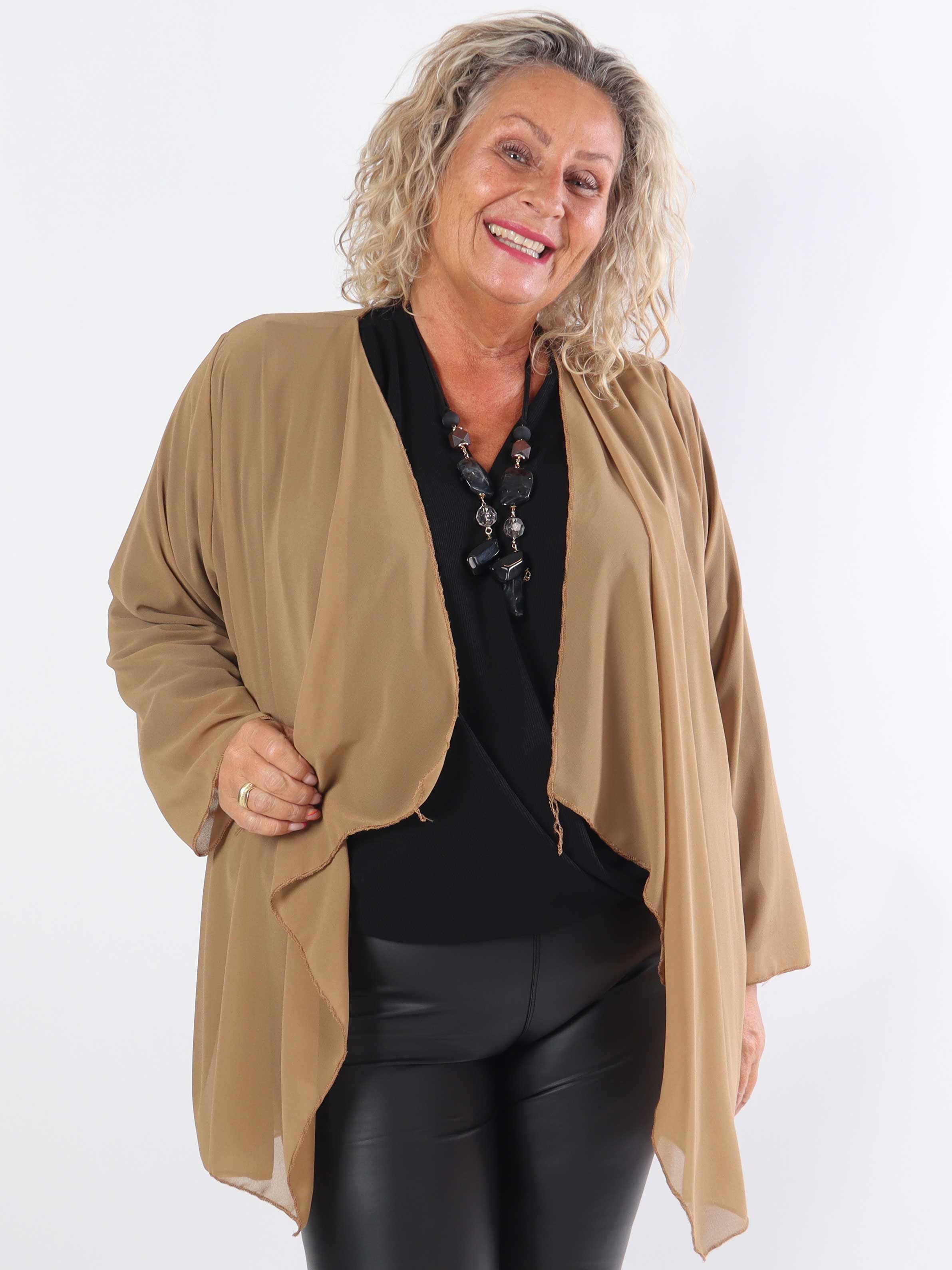 Layla - Kort lätt plus size-kofta i chiffong