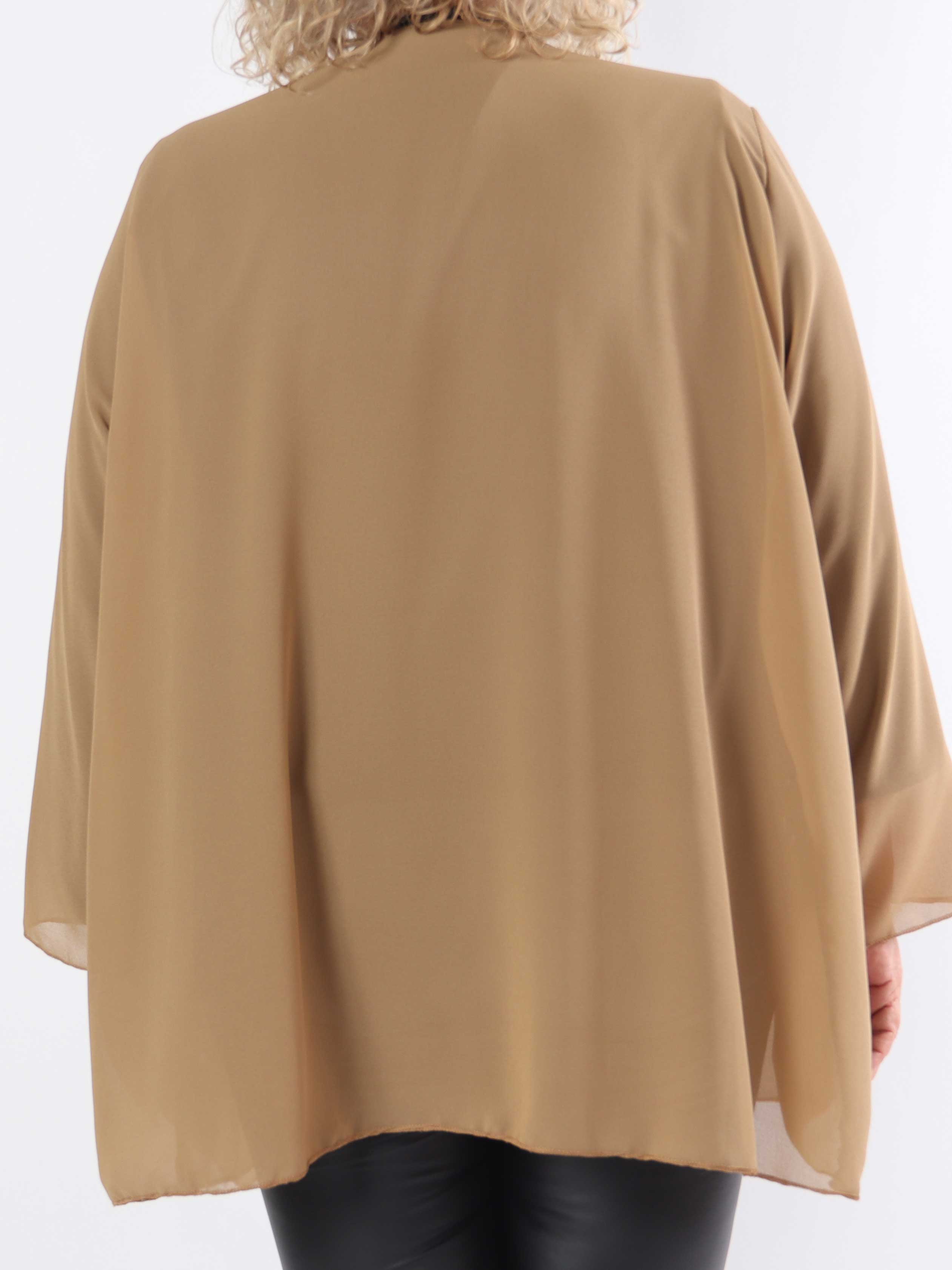 Layla - Kort lätt plus size-kofta i chiffong
