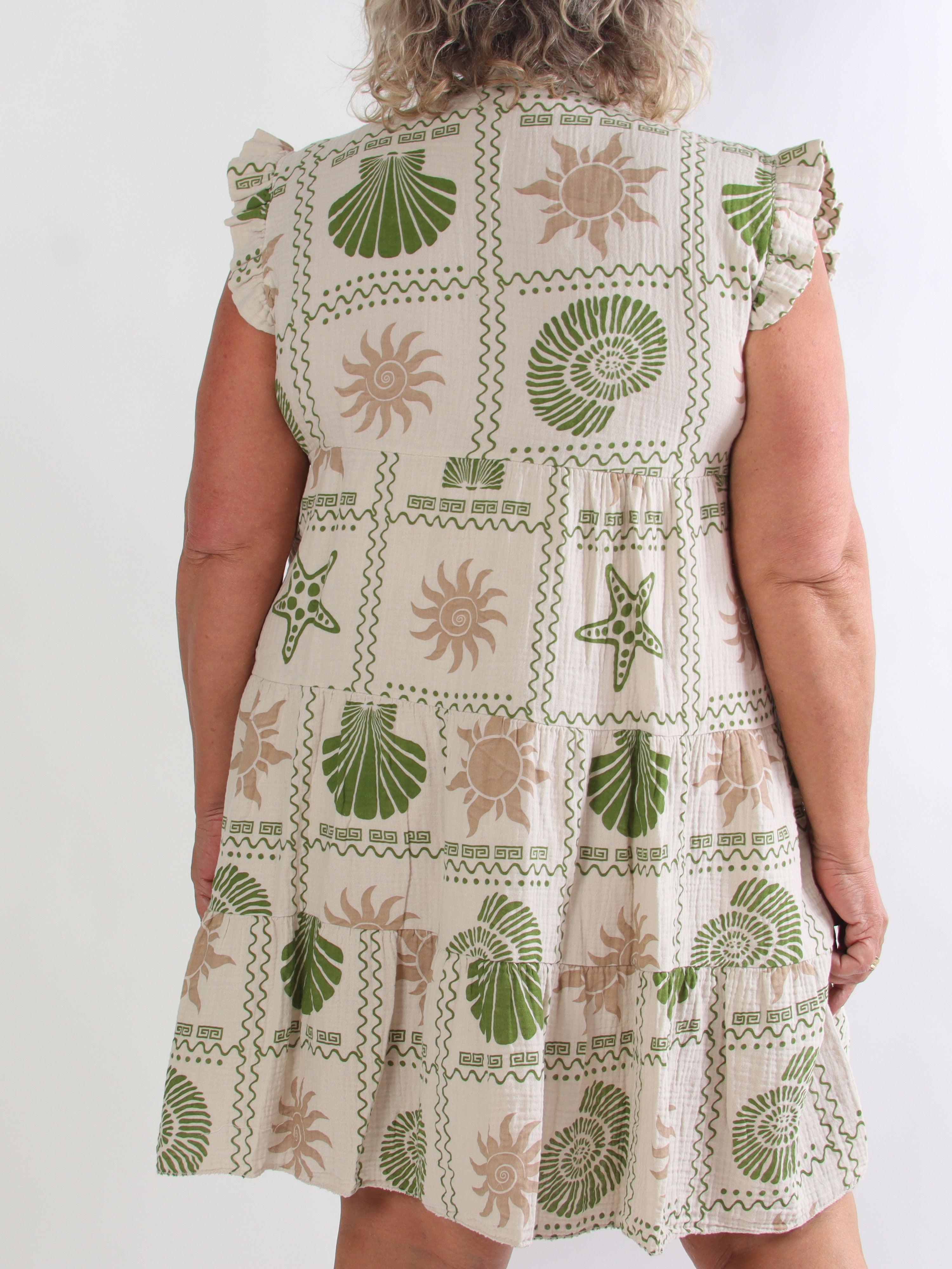 Layla - Plus size klänning i lager i mjukt muslintyg med färgglada sommarmotiv