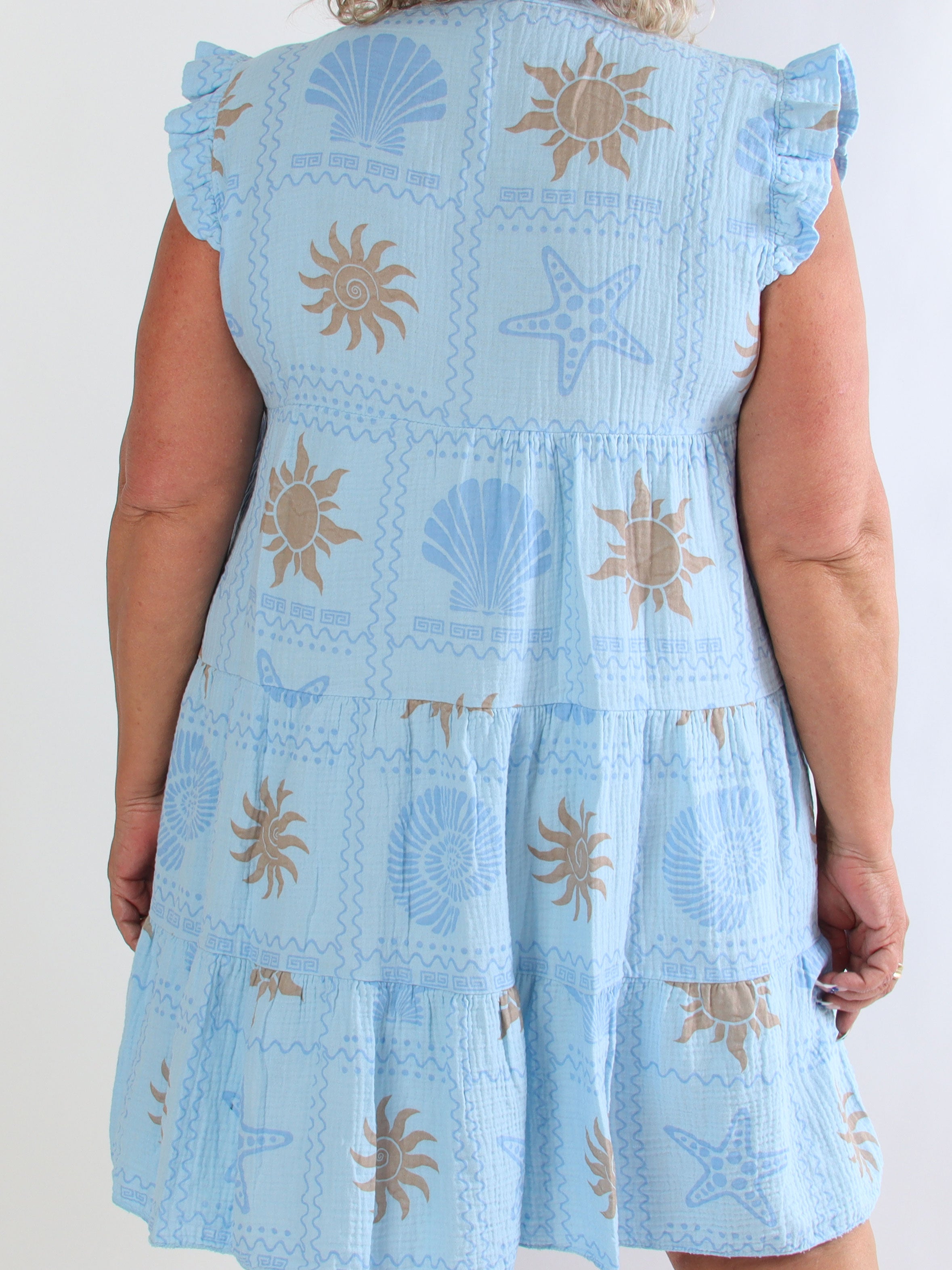 Layla - Plus size klänning i lager i mjukt muslintyg med färgglada sommarmotiv