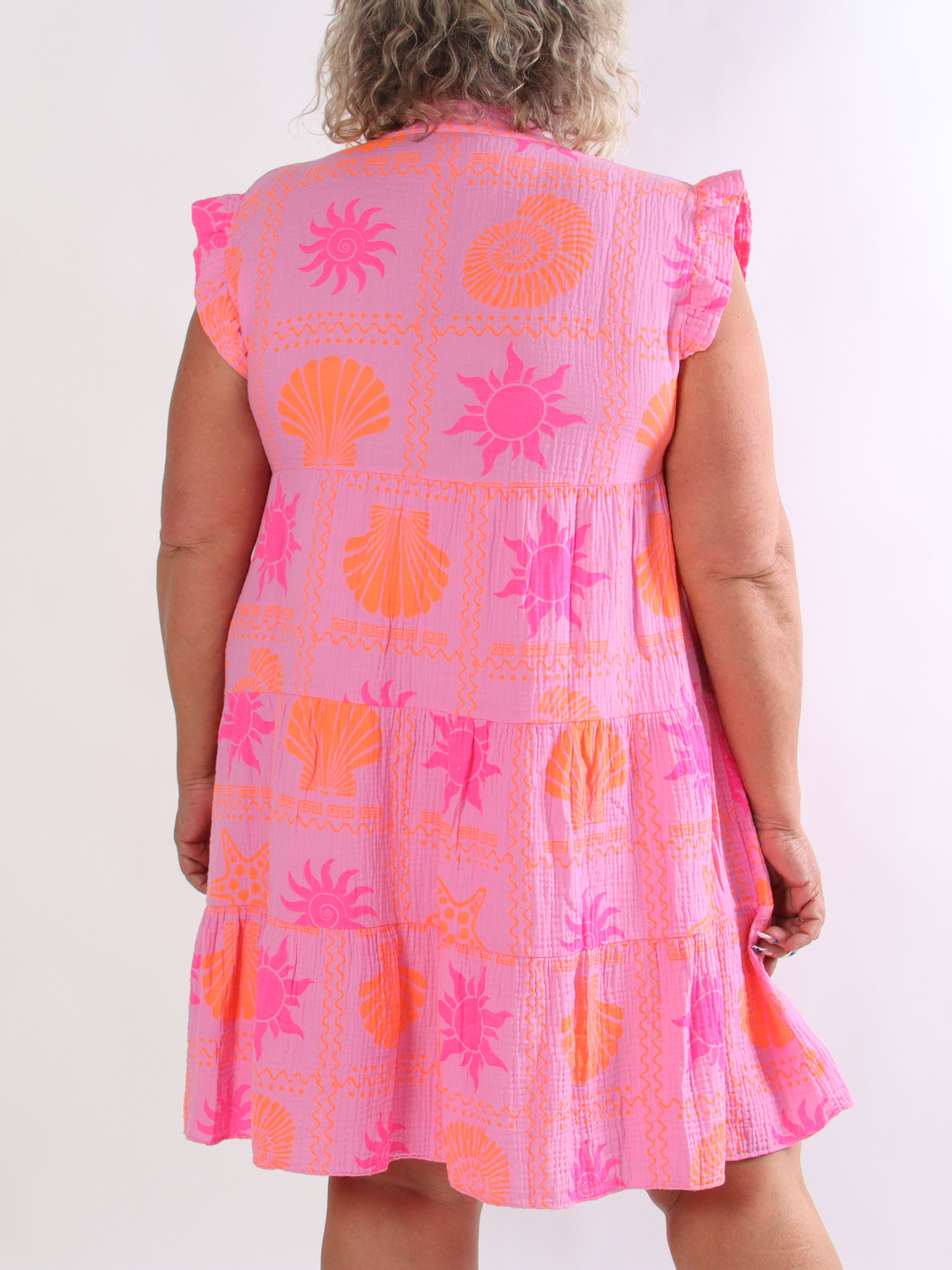 Layla - Plus size klänning i lager i mjukt muslintyg med färgglada sommarmotiv