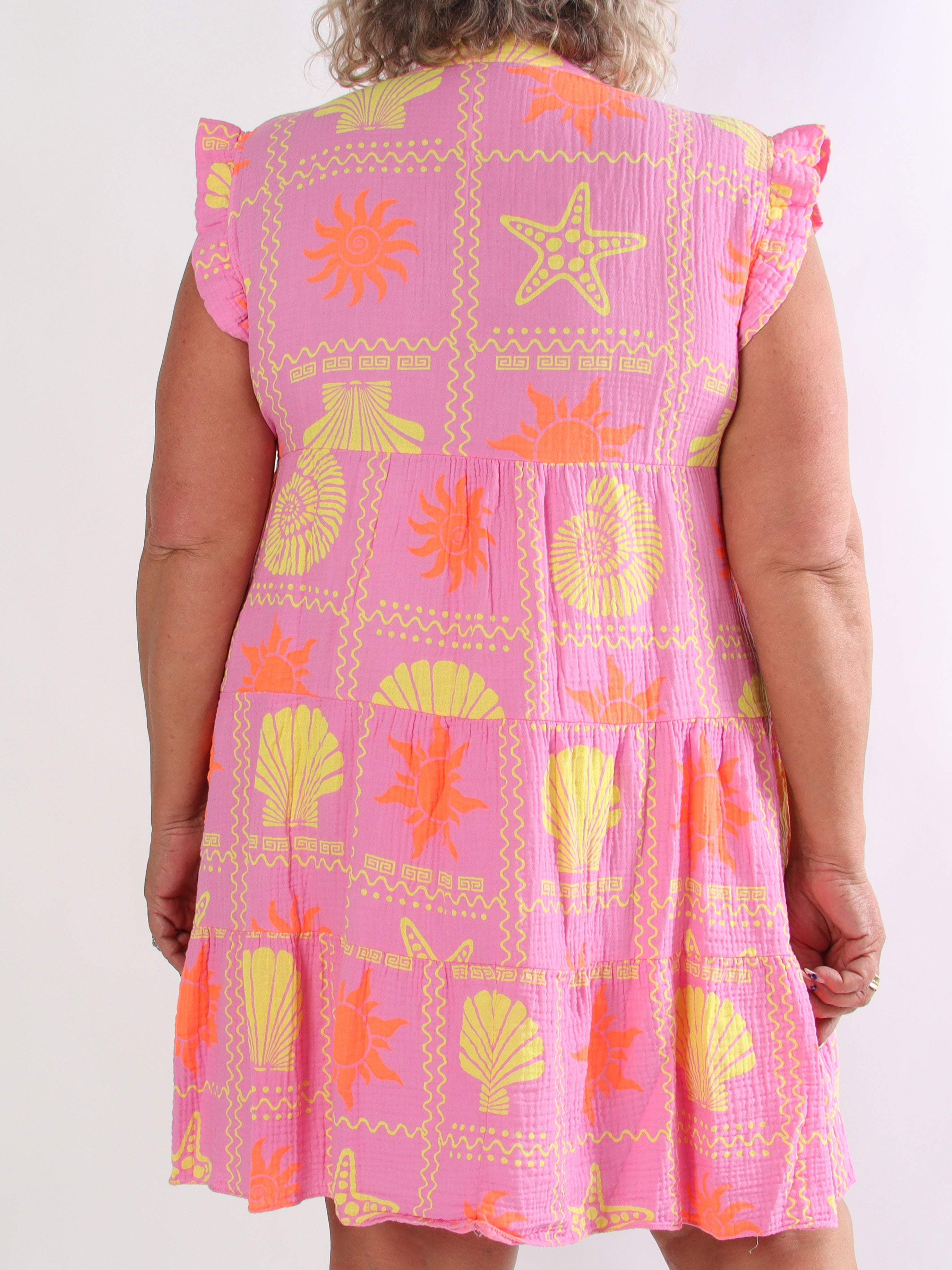 Layla - Plus size klänning i lager i mjukt muslintyg med färgglada sommarmotiv