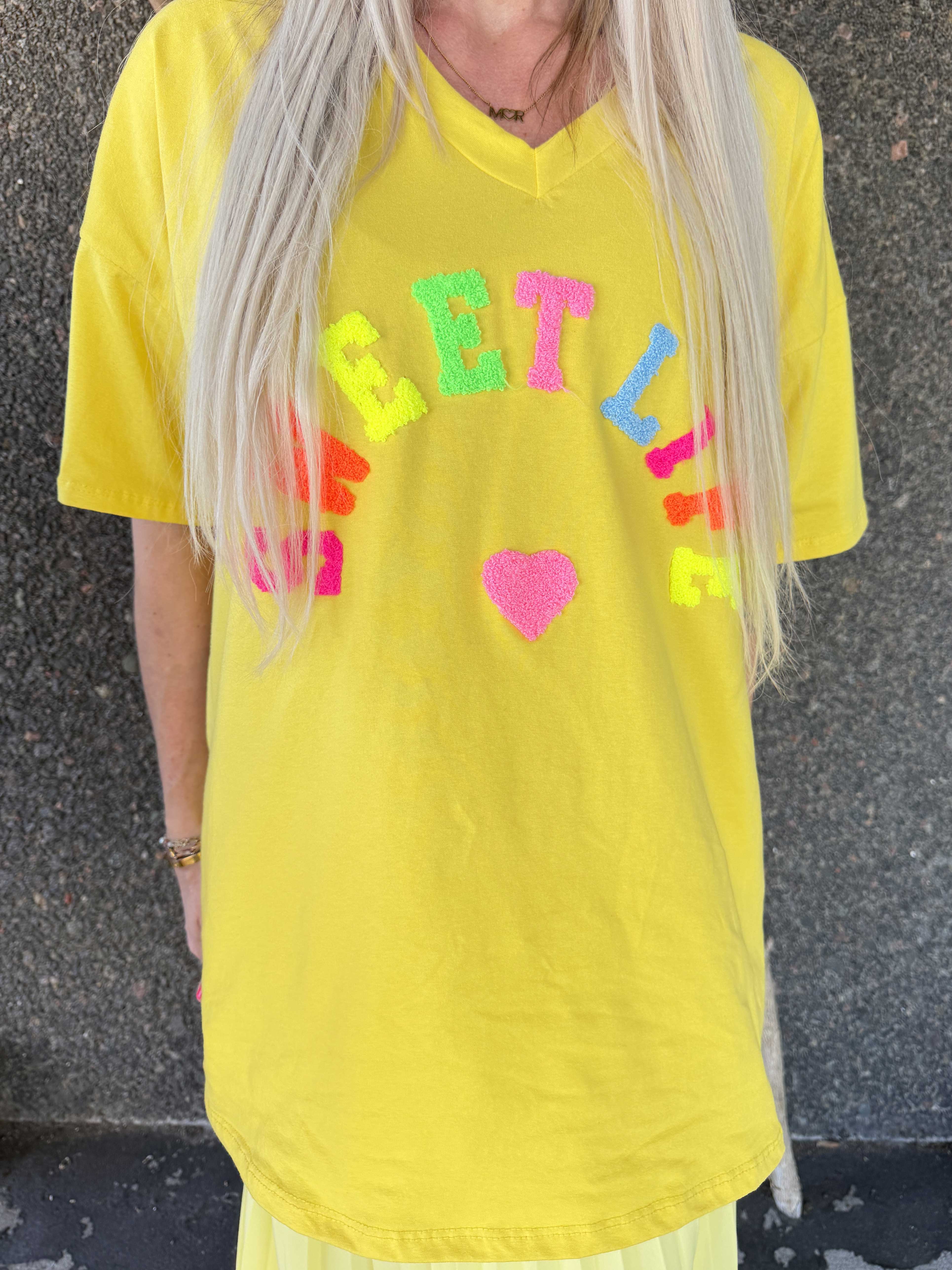 Leini - Oversized t-shirt i bomuld med v-udskæring og farverigt skrift