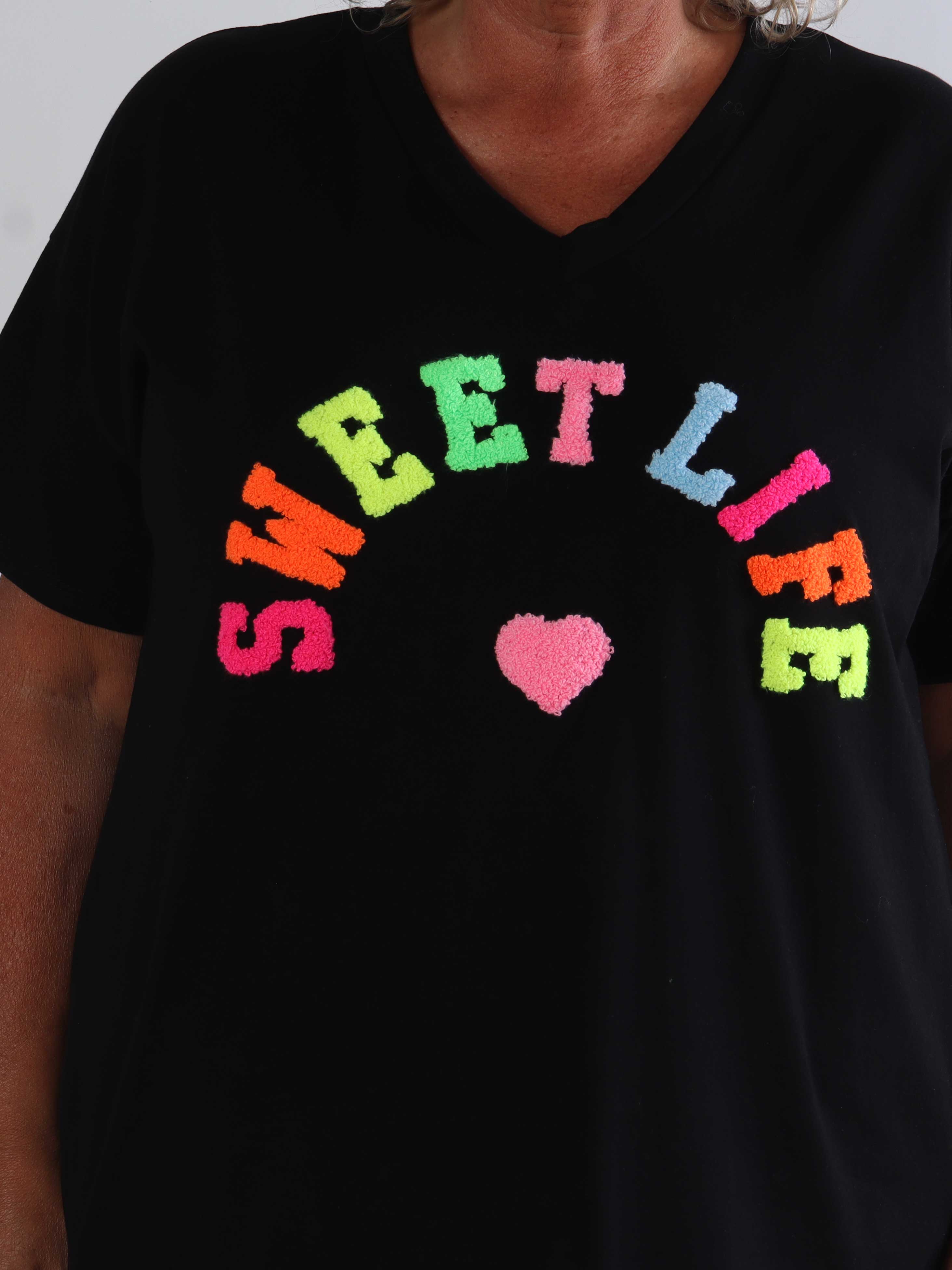 Leini - Plus size t-shirt i bomuld med v-udskæring og farverigt skrift
