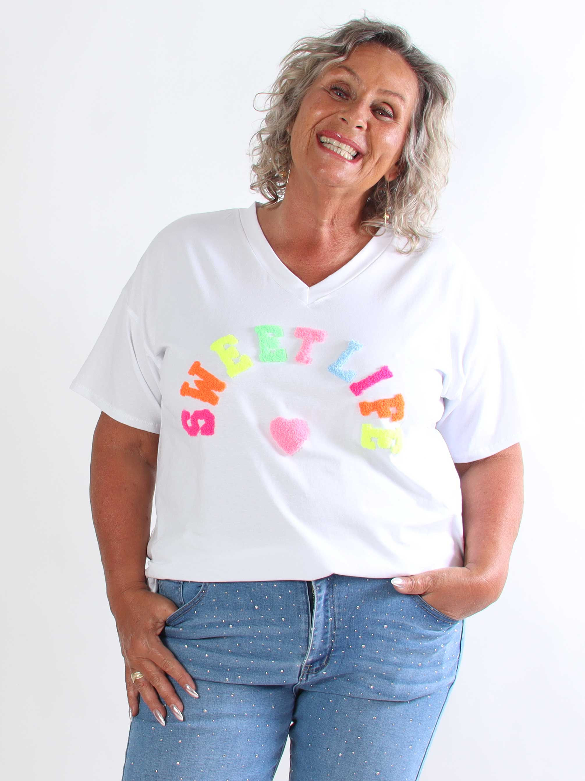 Leini - Plus size t-shirt i bomuld med v-udskæring og farverigt skrift