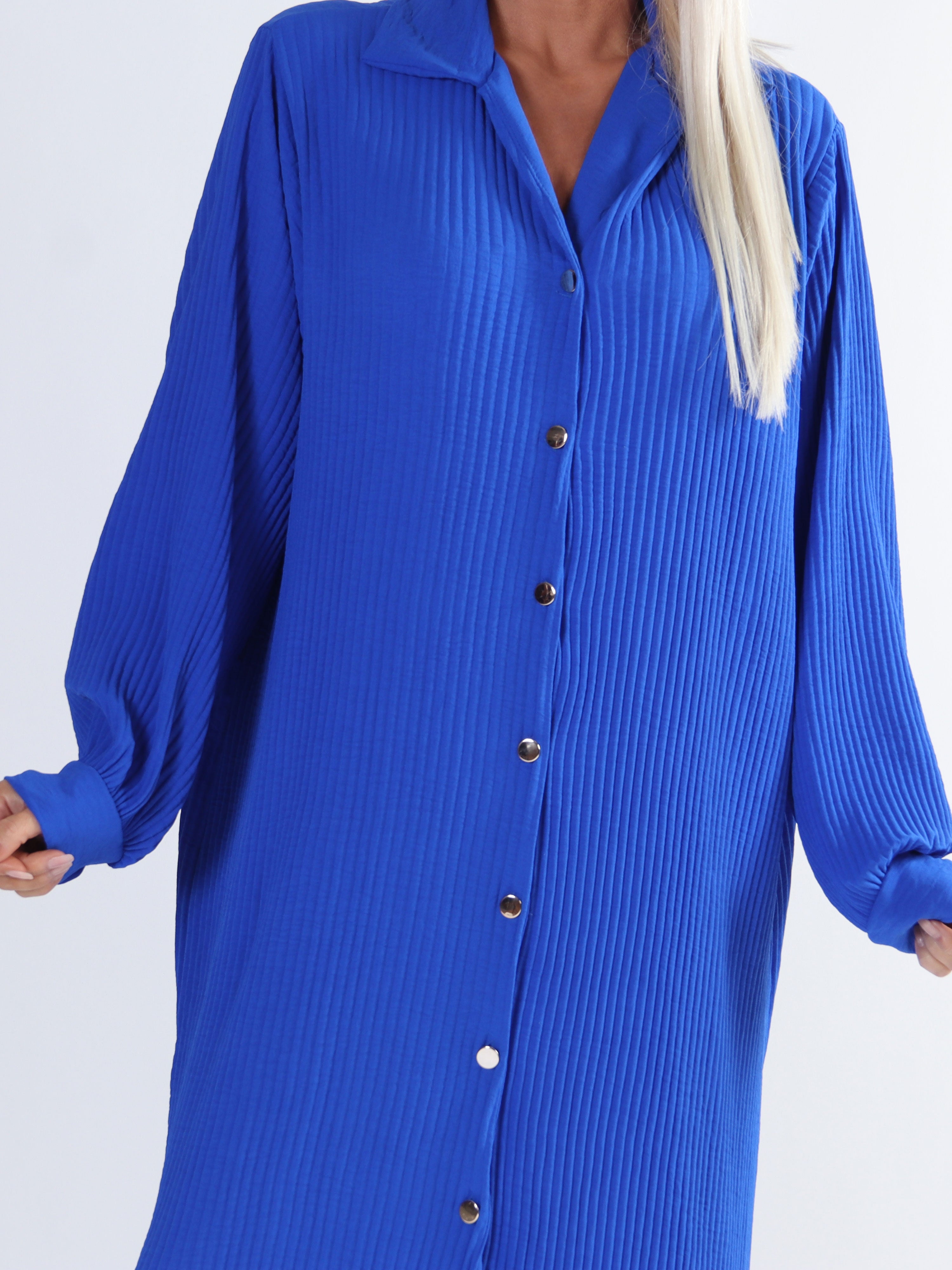 Lenora - Lång plisserad plus size klänning med knappar