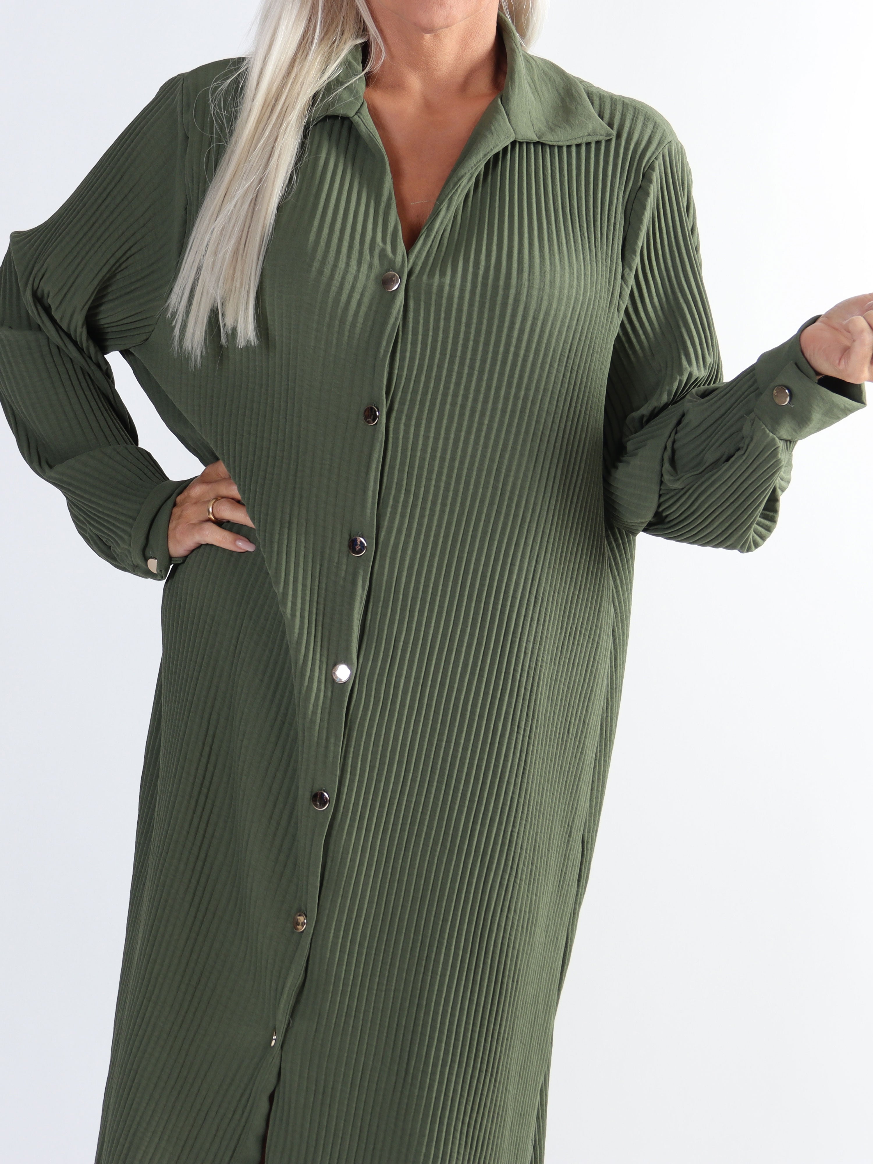 Lenora - Lång plisserad plus size klänning med knappar