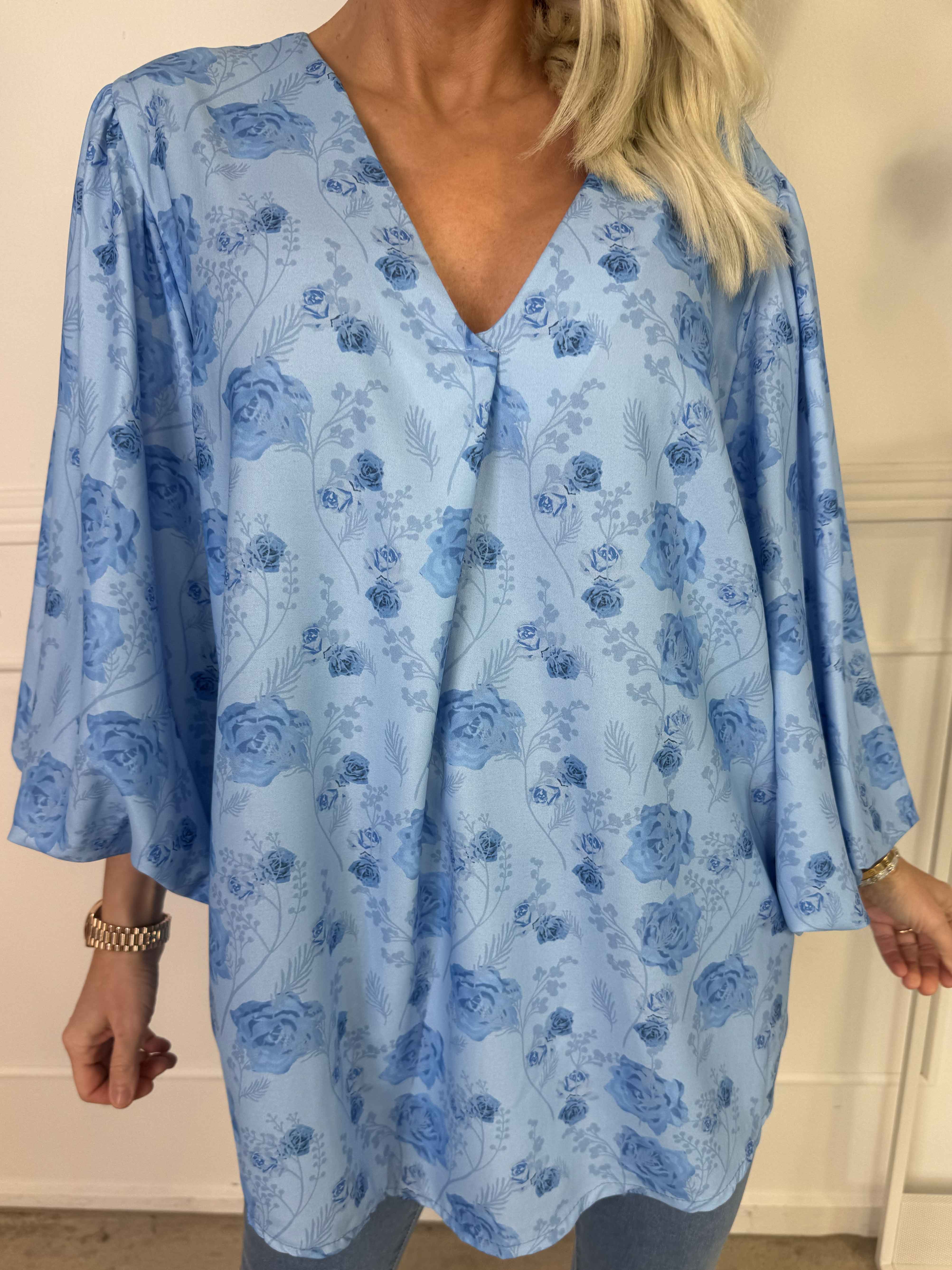 Lenora - Blommig tunika med puffärmar och v-ringning