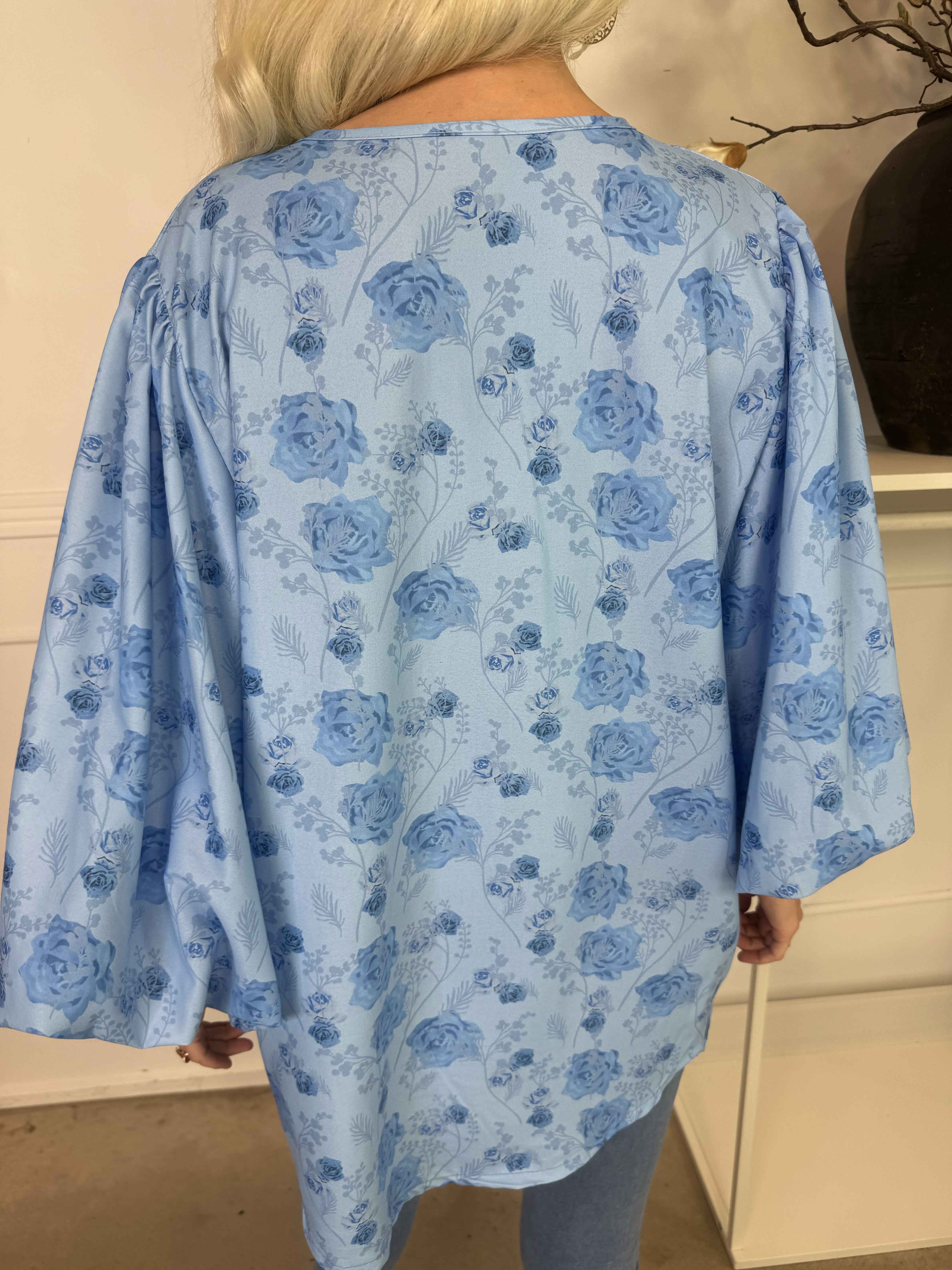 Lenora - Blommig tunika med puffärmar och v-ringning
