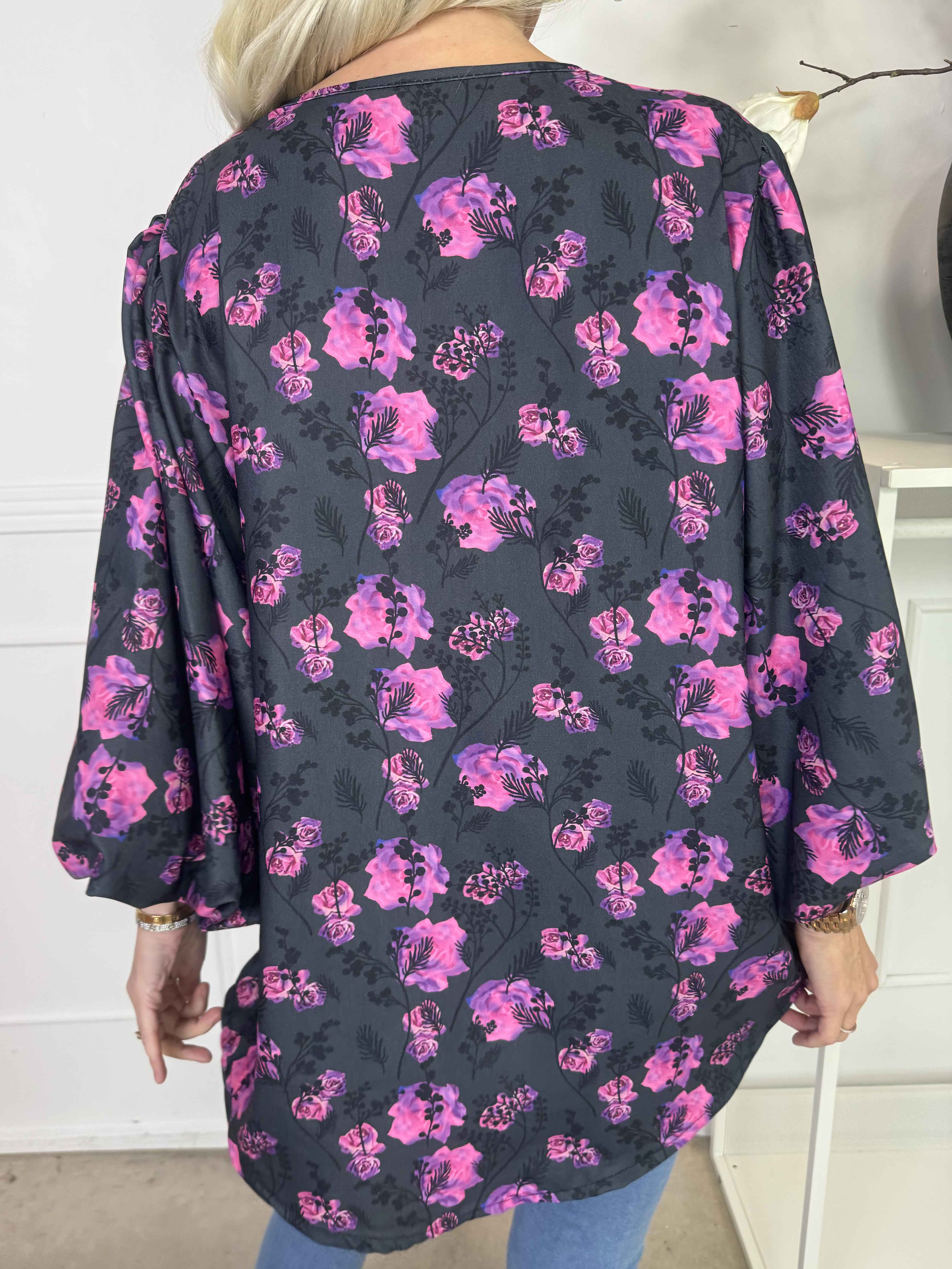 Lenora - Blommig tunika med puffärmar och v-ringning