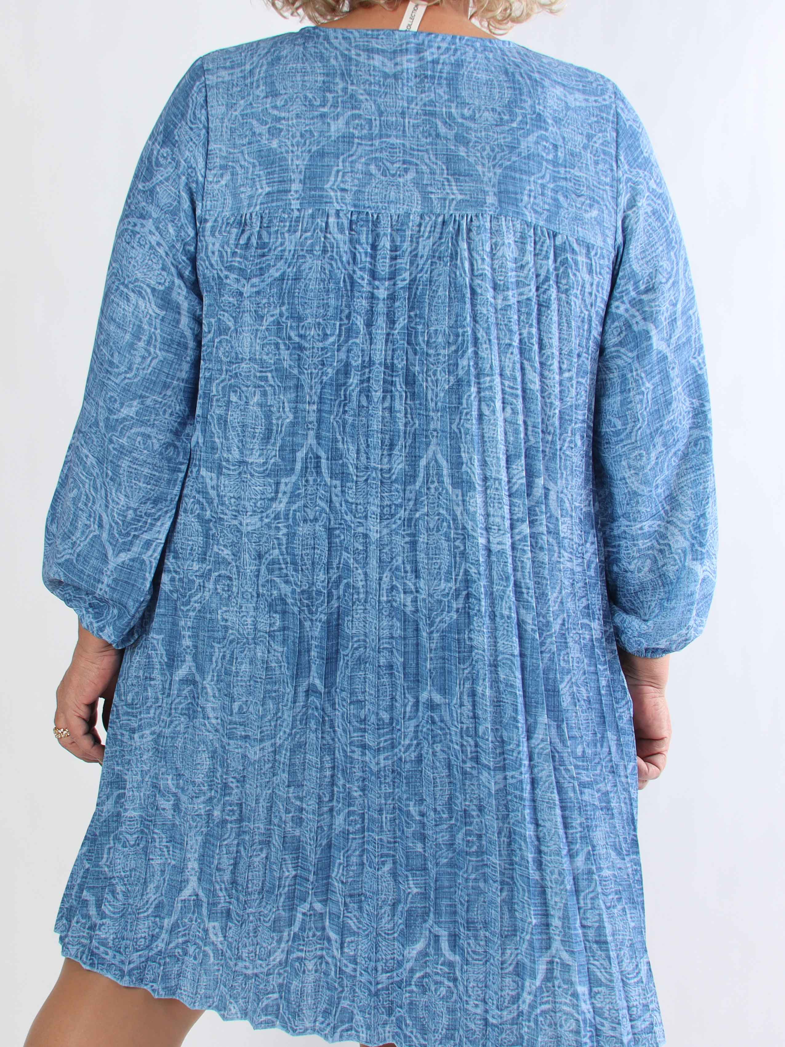Nancy Royal Short L/S - Plus size kjole med plisseringer og lommer