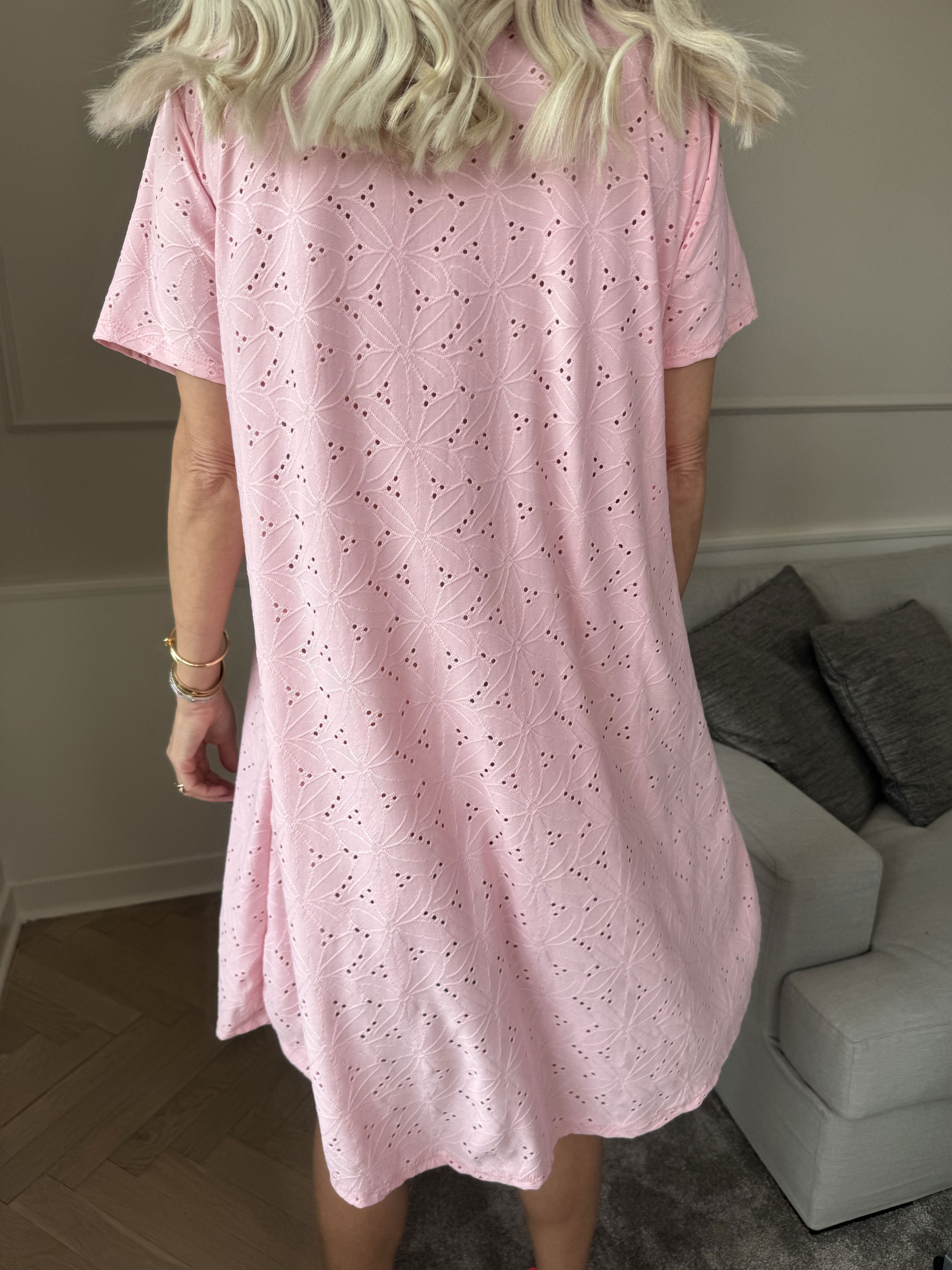 Liba - Mjuk elastisk klänning i broderie anglaise med dragkedja