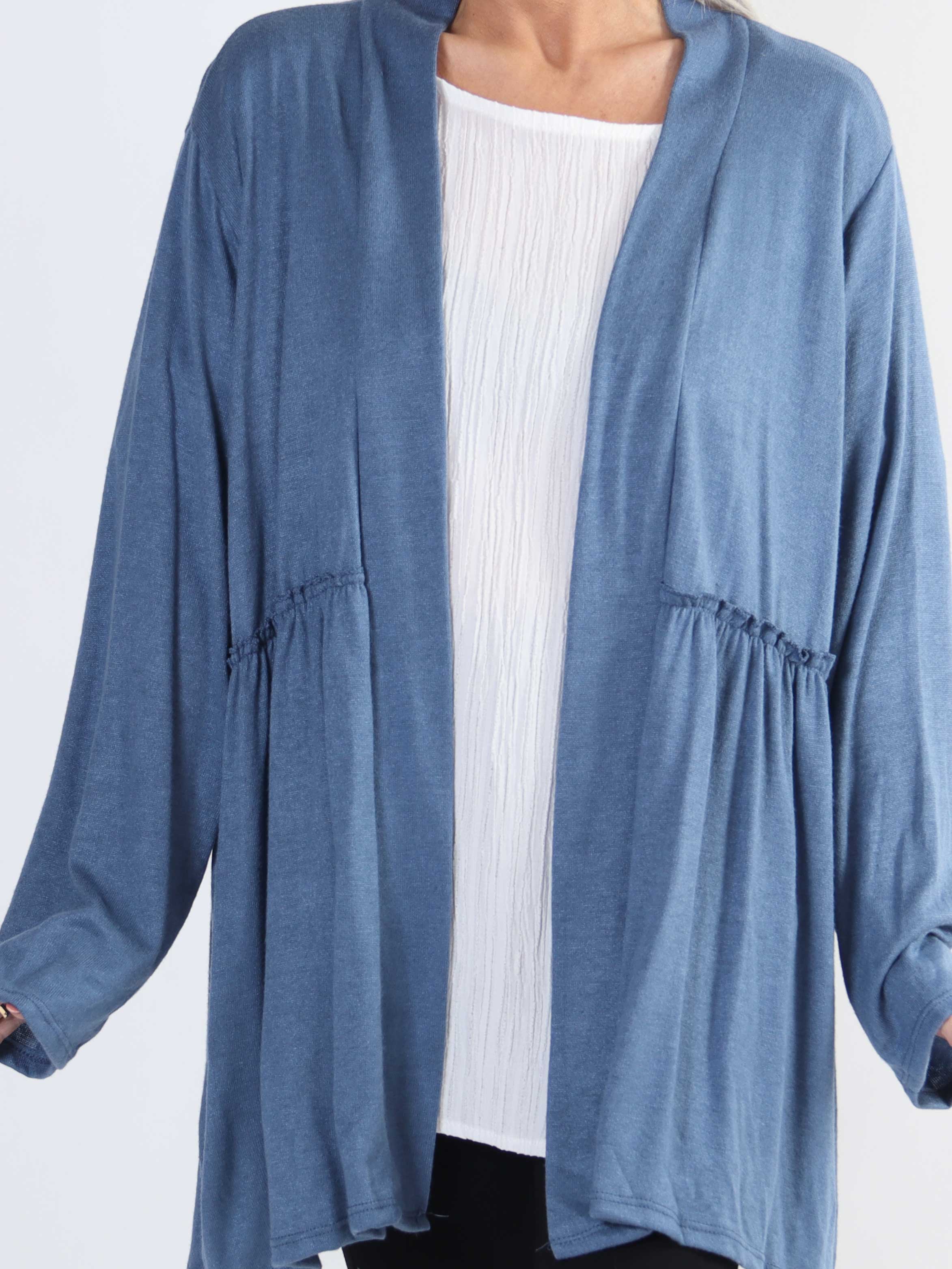 Lilja - Mjuk plus size-kofta med liten volangkant - Taupe