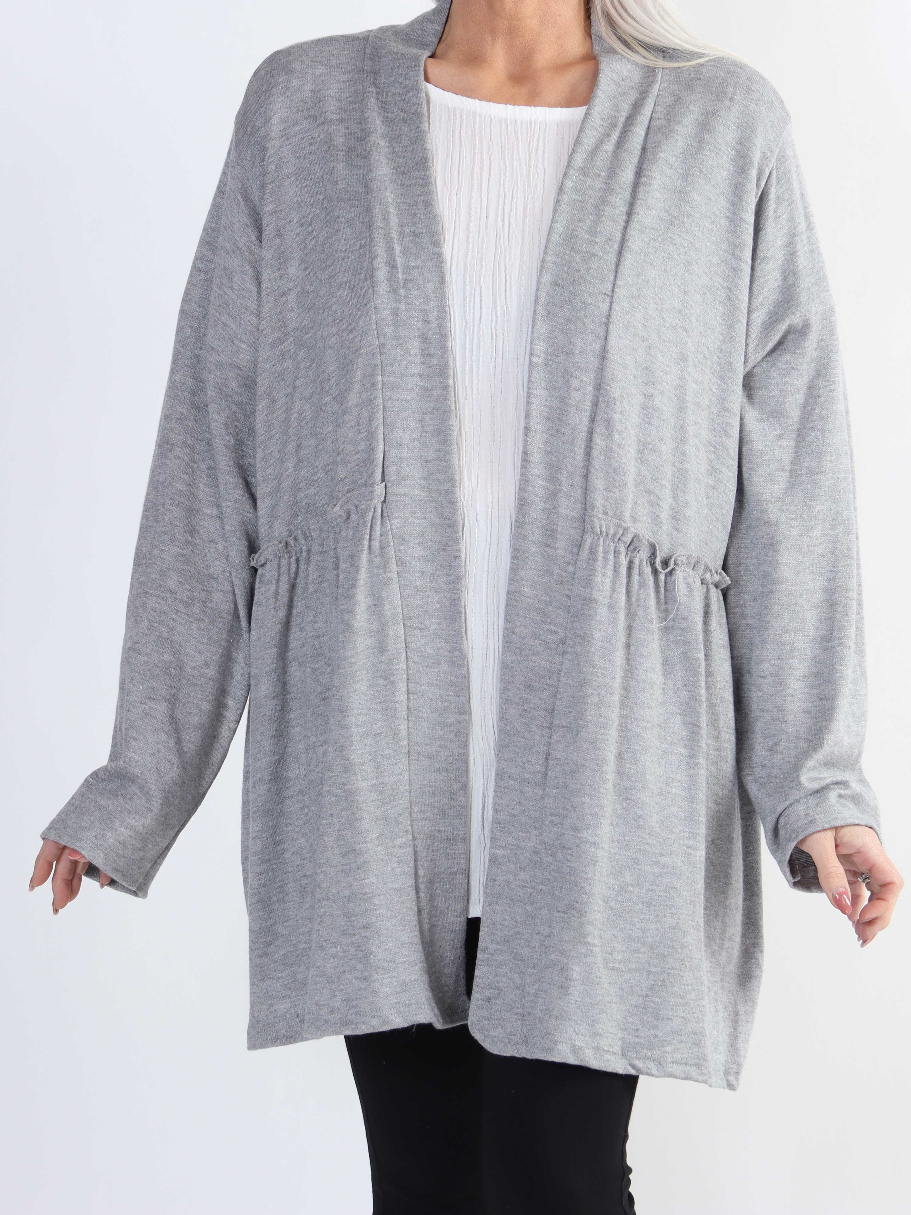 Lilja - Mjuk plus size-kofta med liten volangkant - Black
