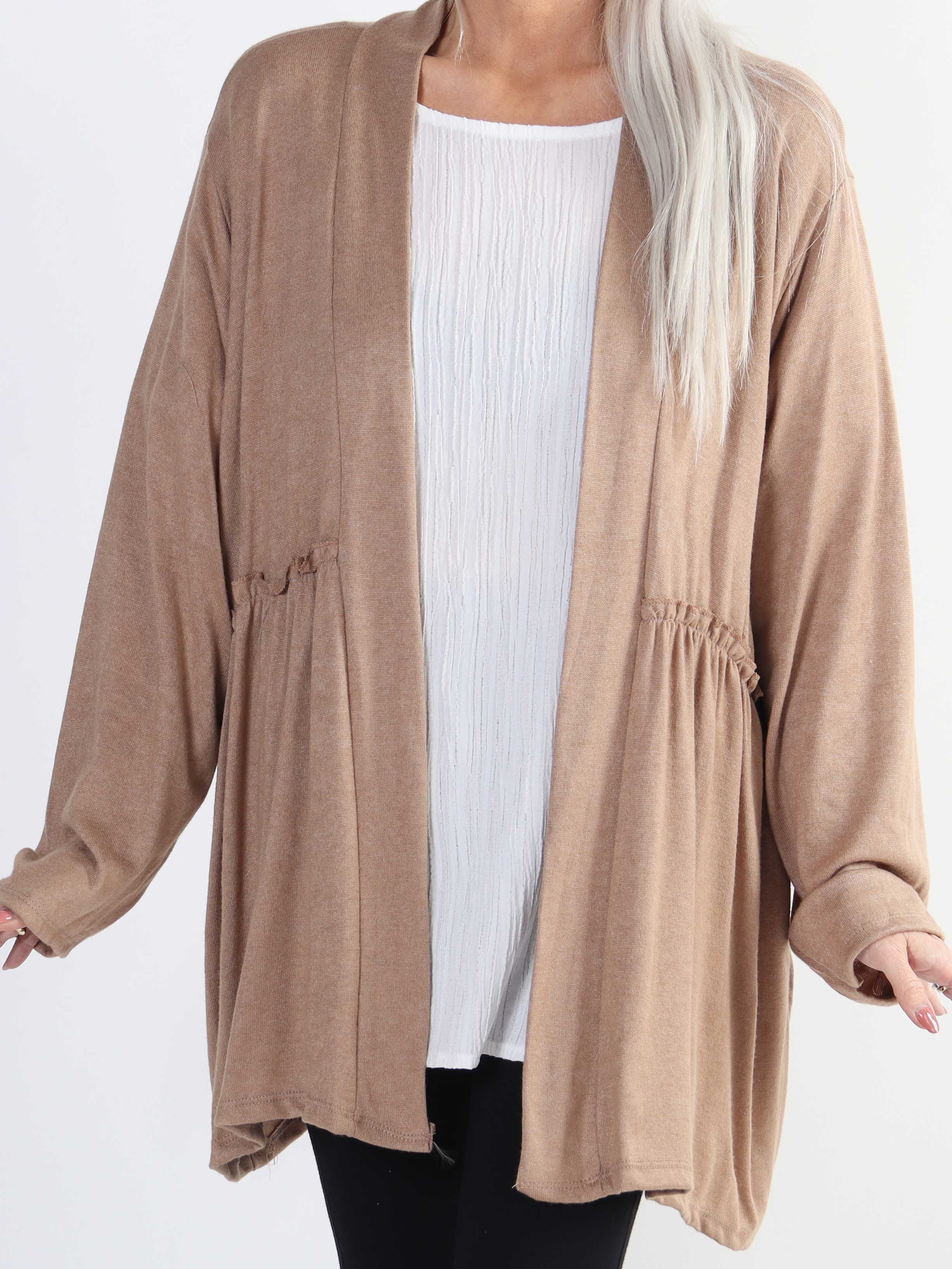 Lilja - Mjuk plus size-kofta med liten volangkant