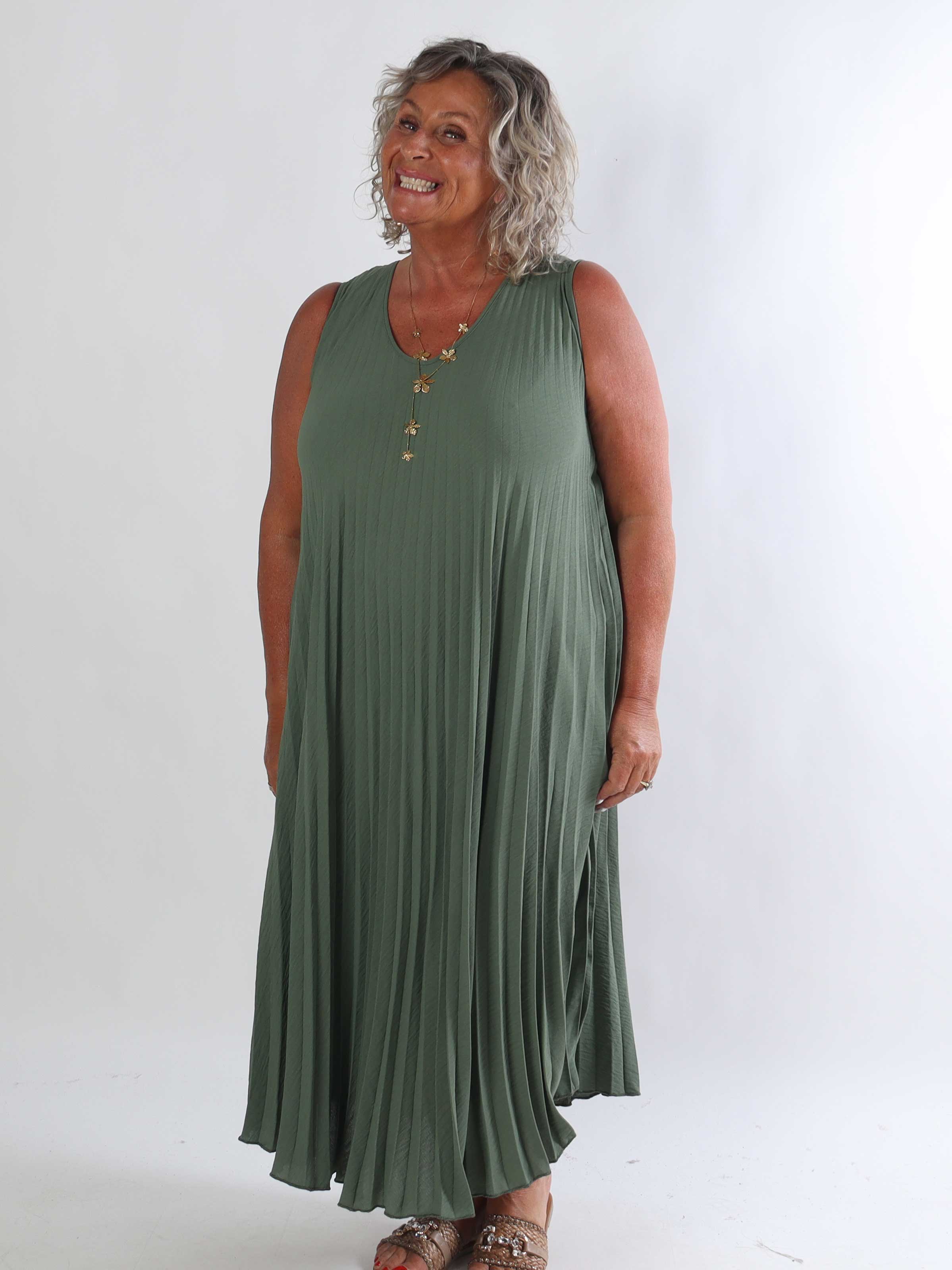 Linda - Plisseret plus size kjole i blød viskoseblanding med V-udskæring