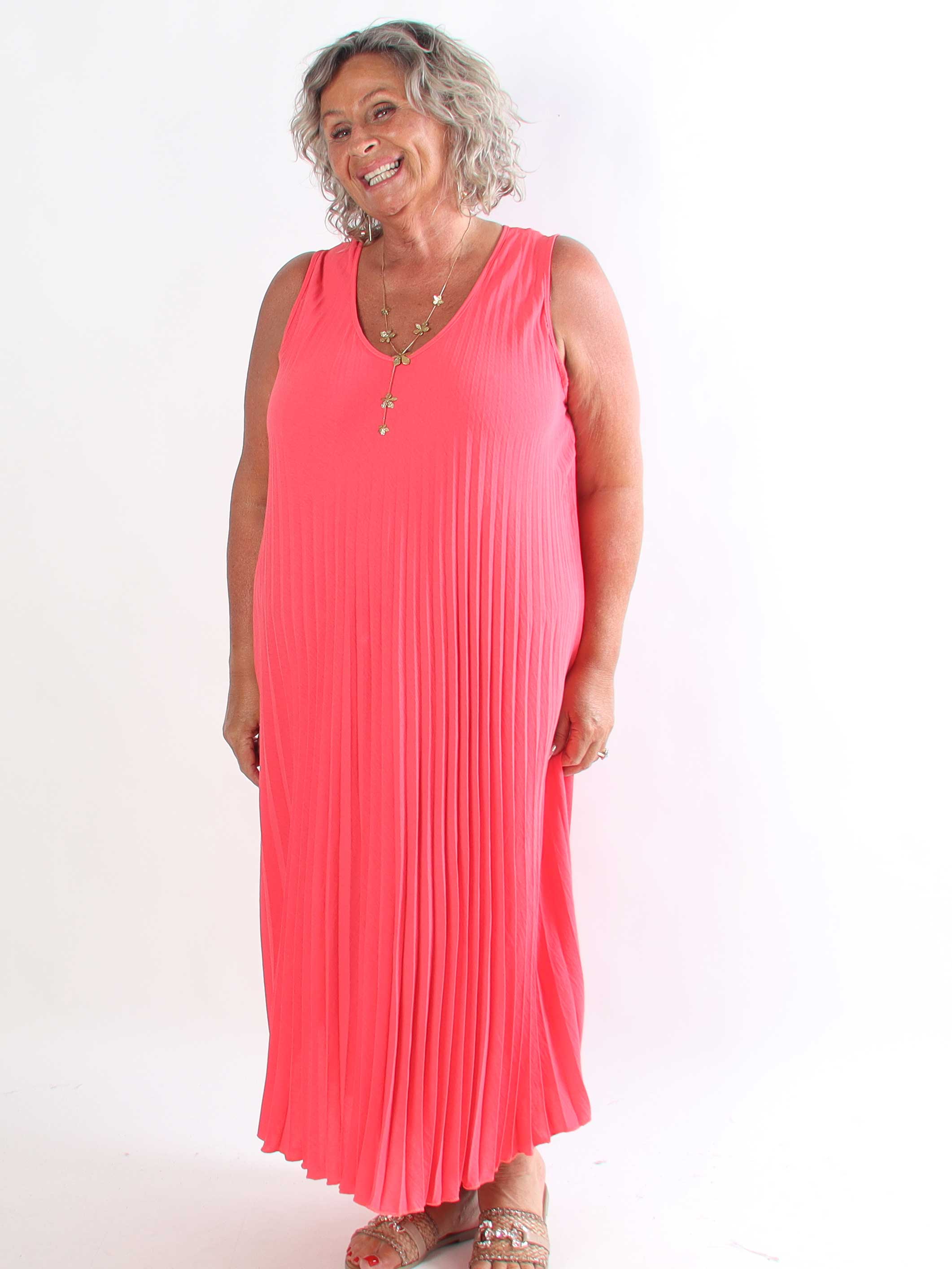 Linda - Plisseret plus size kjole i blød viskoseblanding med V-udskæring