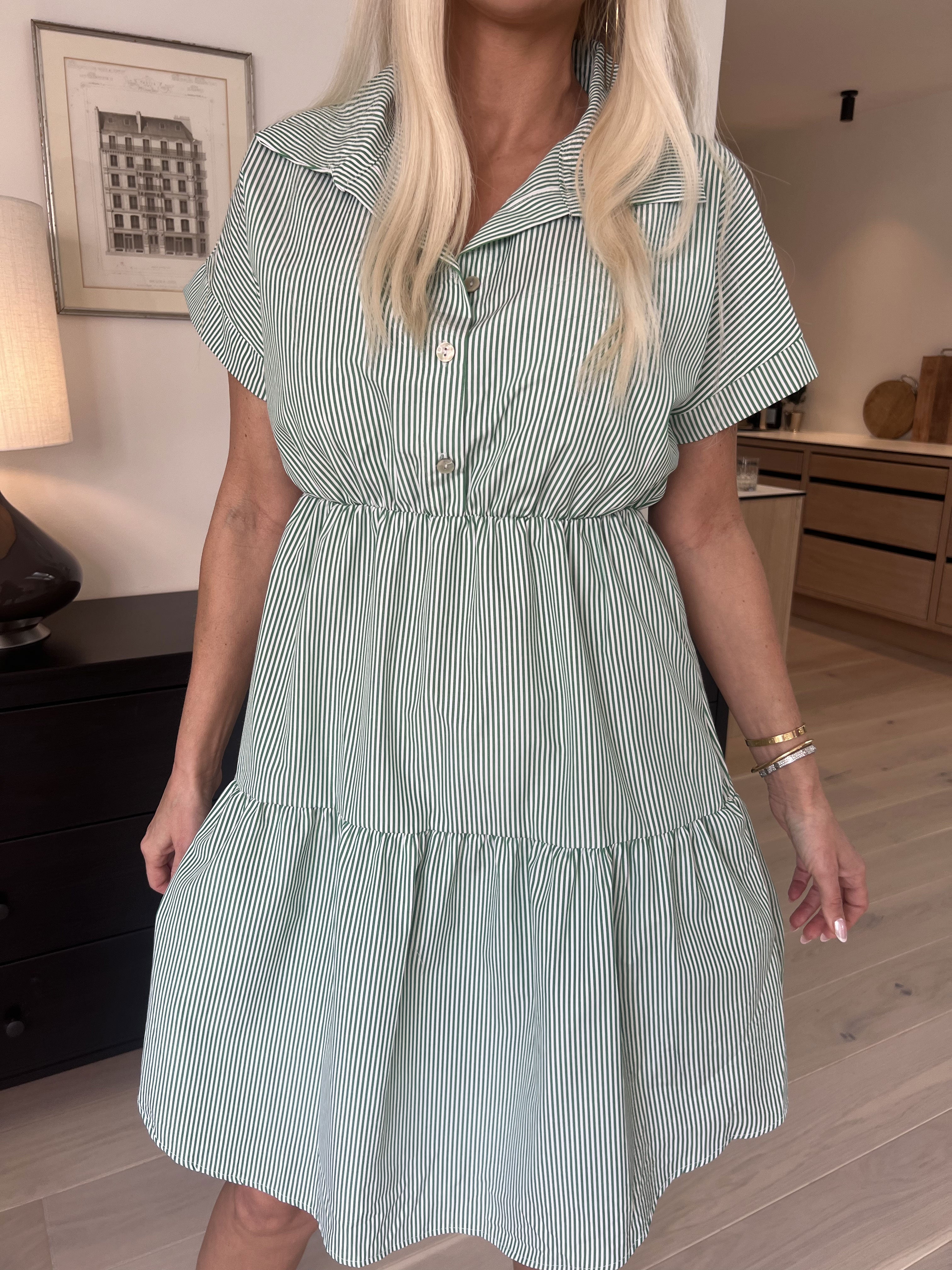 Linnea - Randig klänning med skjortkrage och lager-på-lager-look