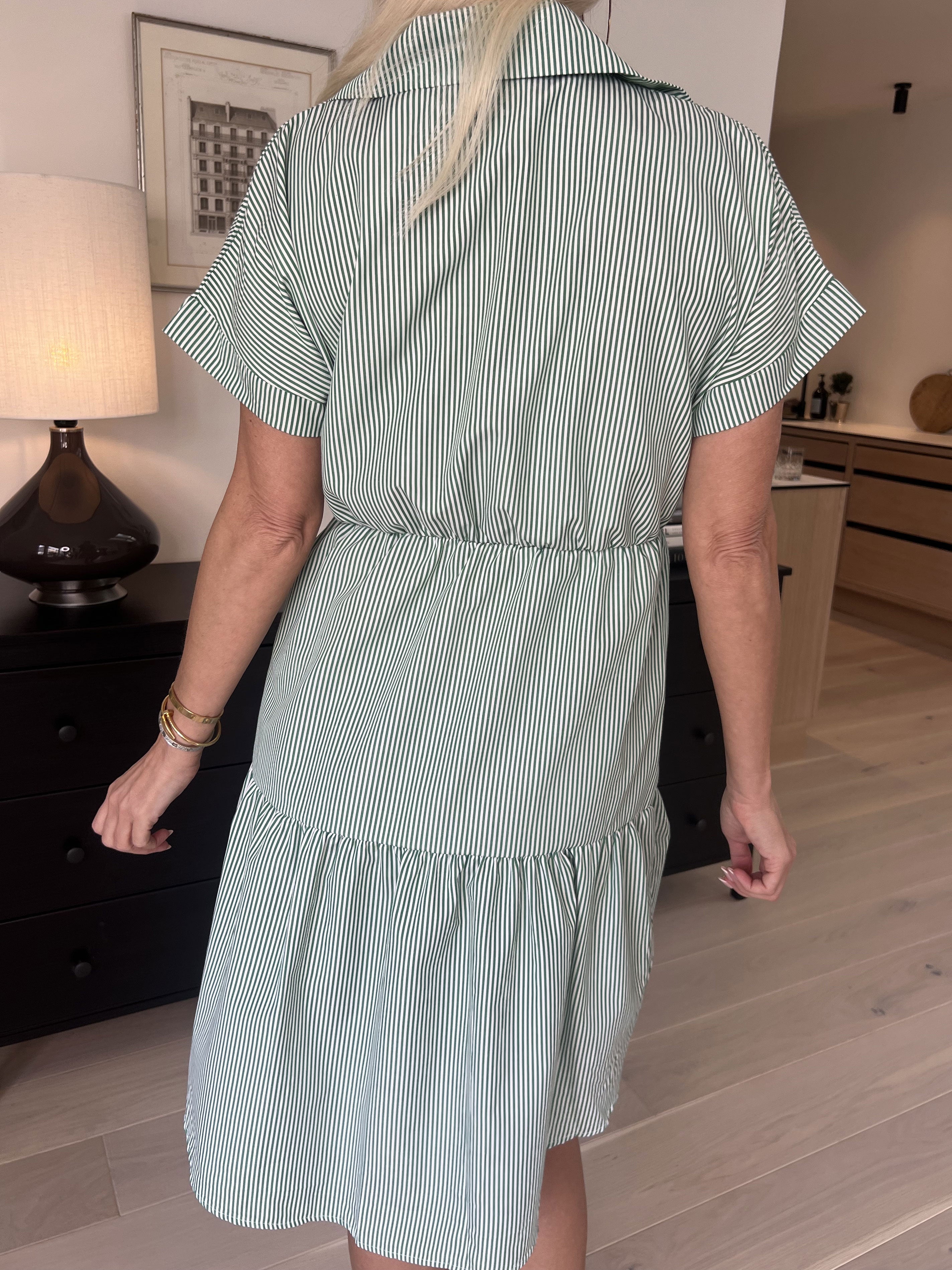 Linnea - Randig klänning med skjortkrage och lager-på-lager-look