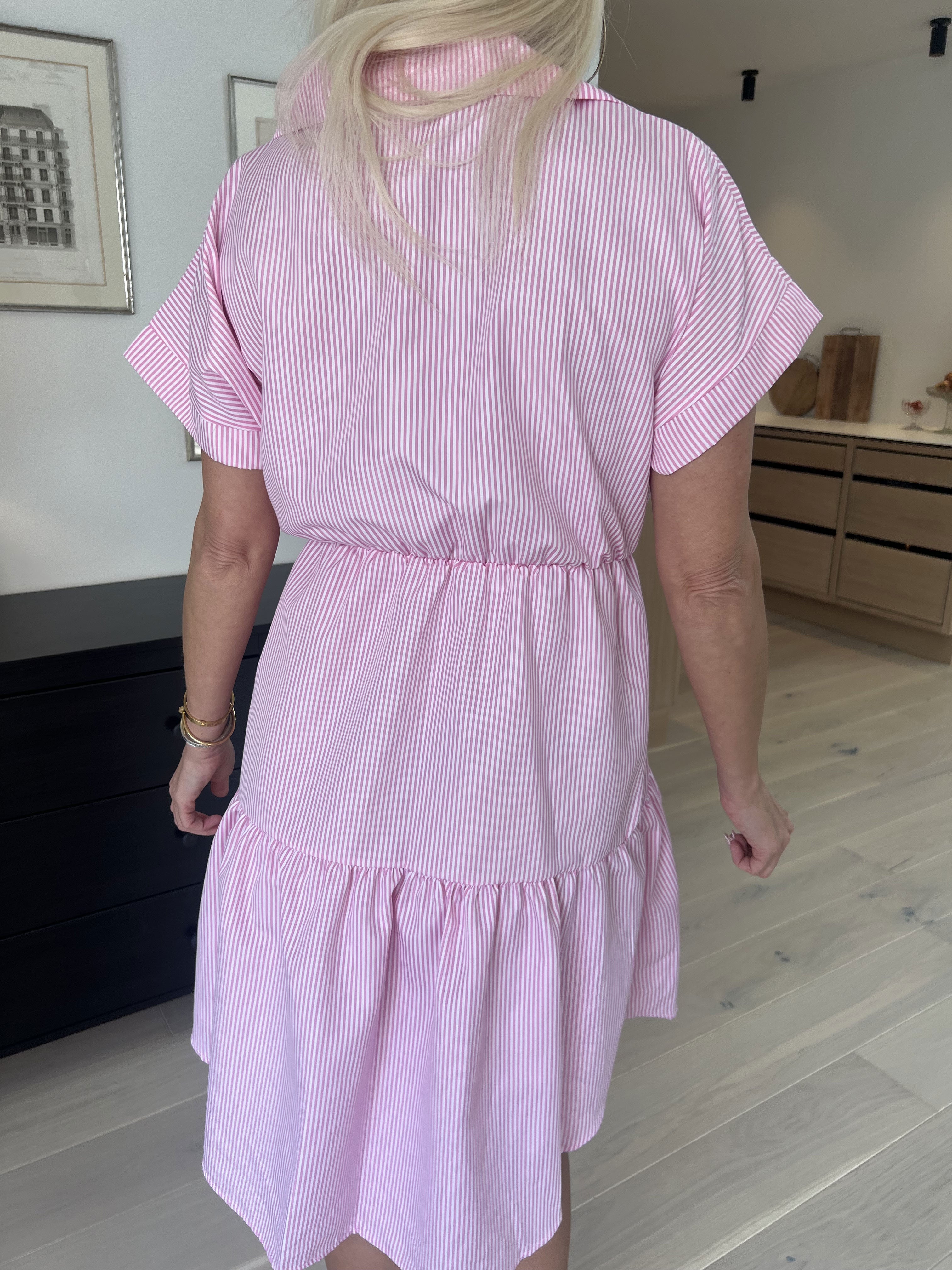Linnea - Randig klänning med skjortkrage och lager-på-lager-look