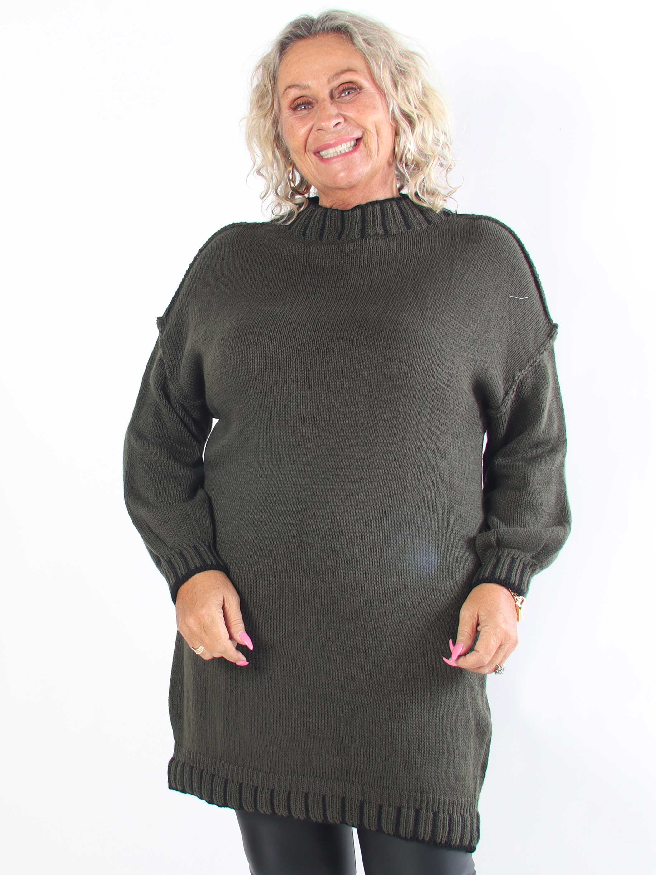Liora - Plus size kjole med stribet detaljer ved halskraven, ærmerne og kjolens bund