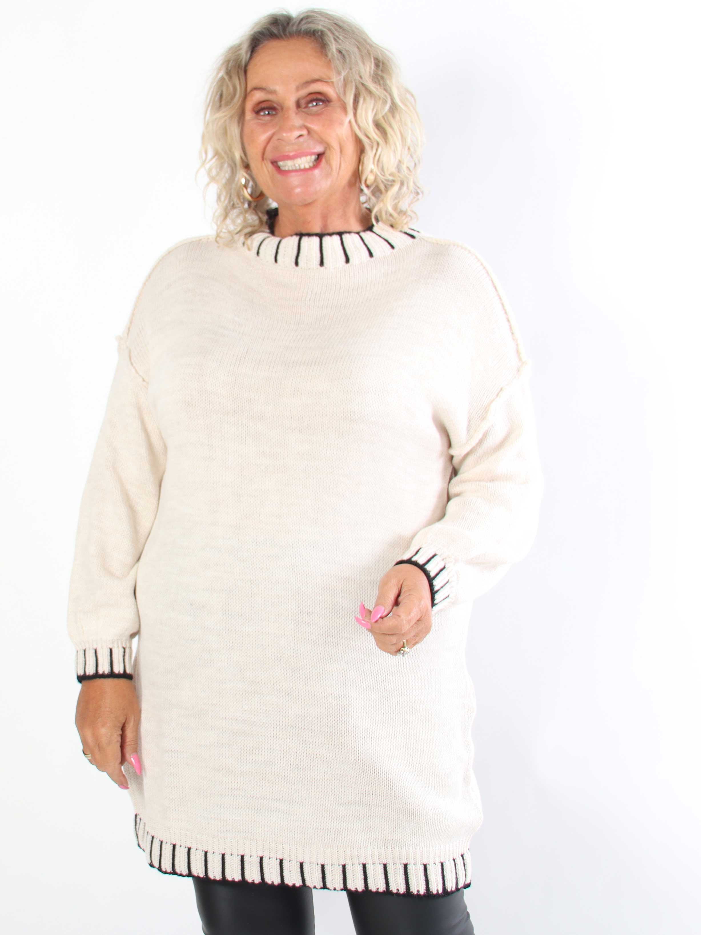 Liora - Plus size kjole med stribet detaljer ved halskraven, ærmerne og kjolens bund