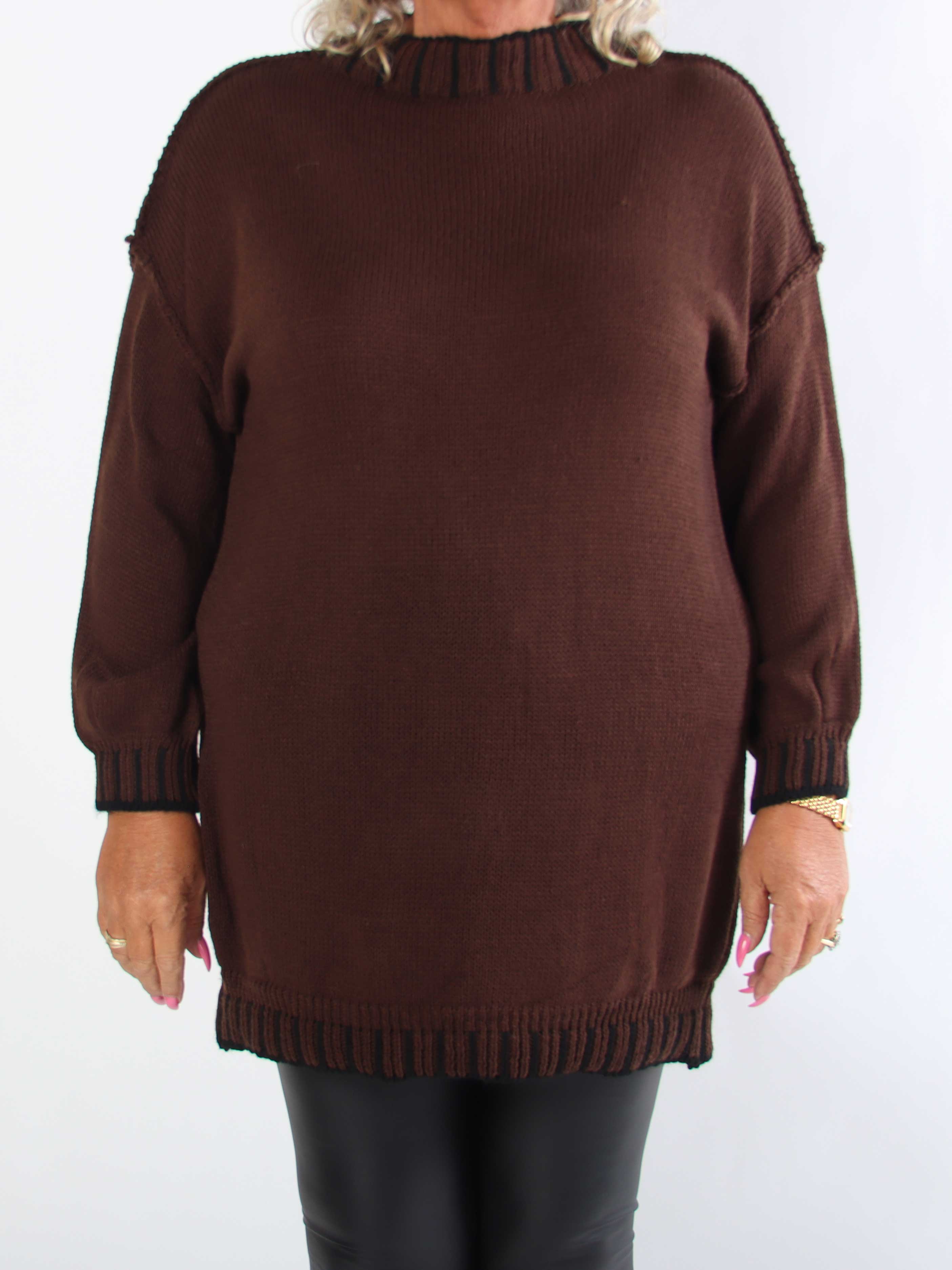 Liora - Plus size kjole med stribet detaljer ved halskraven, ærmerne og kjolens bund