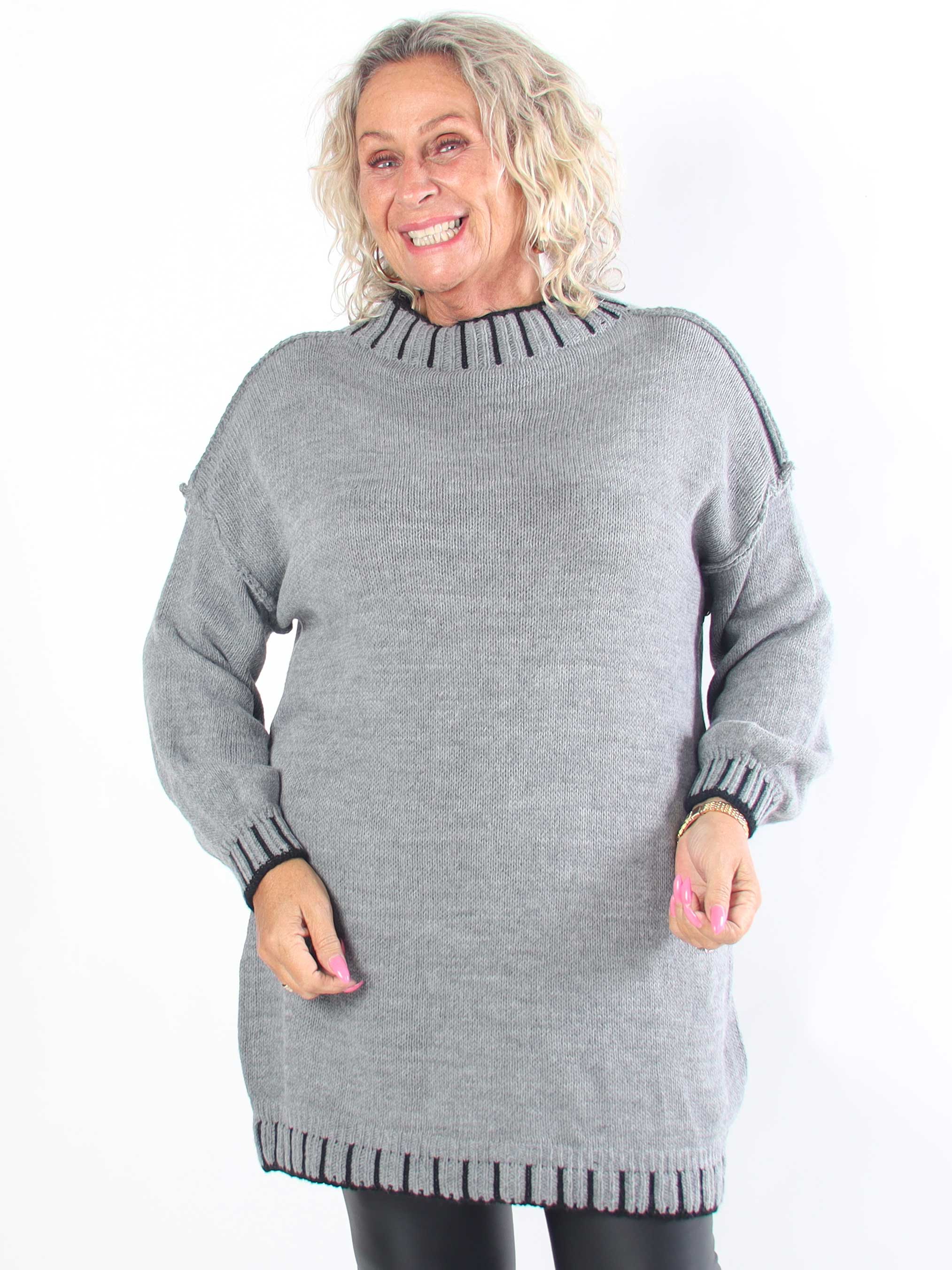 Liora - Plus size kjole med stribet detaljer ved halskraven, ærmerne og kjolens bund