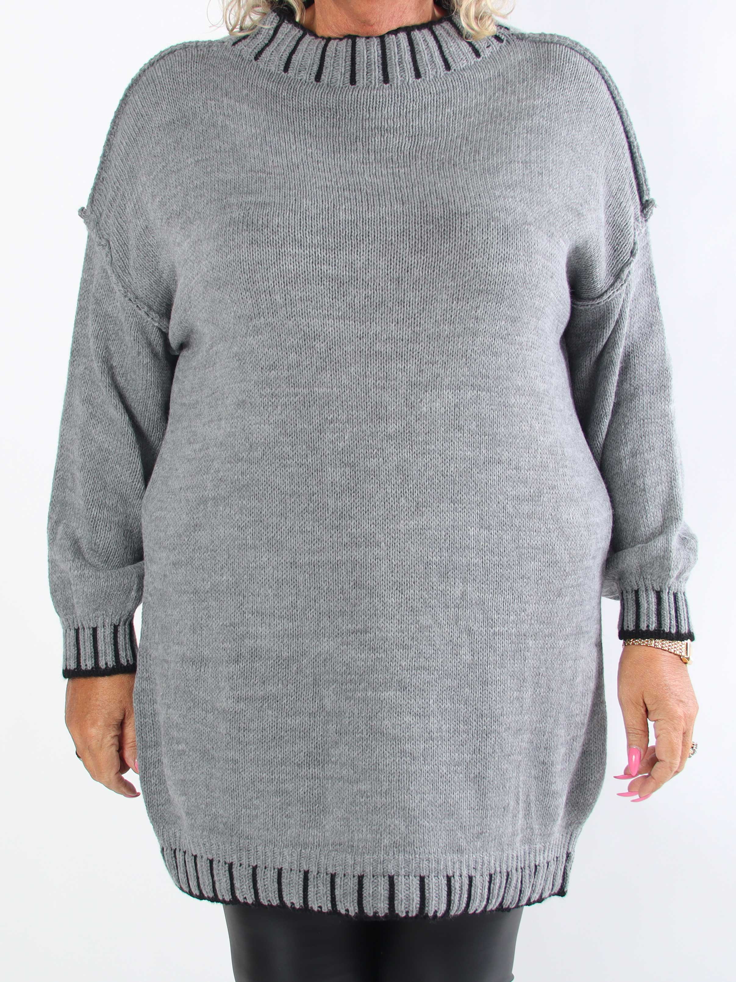 Liora - Plus size kjole med stribet detaljer ved halskraven, ærmerne og kjolens bund