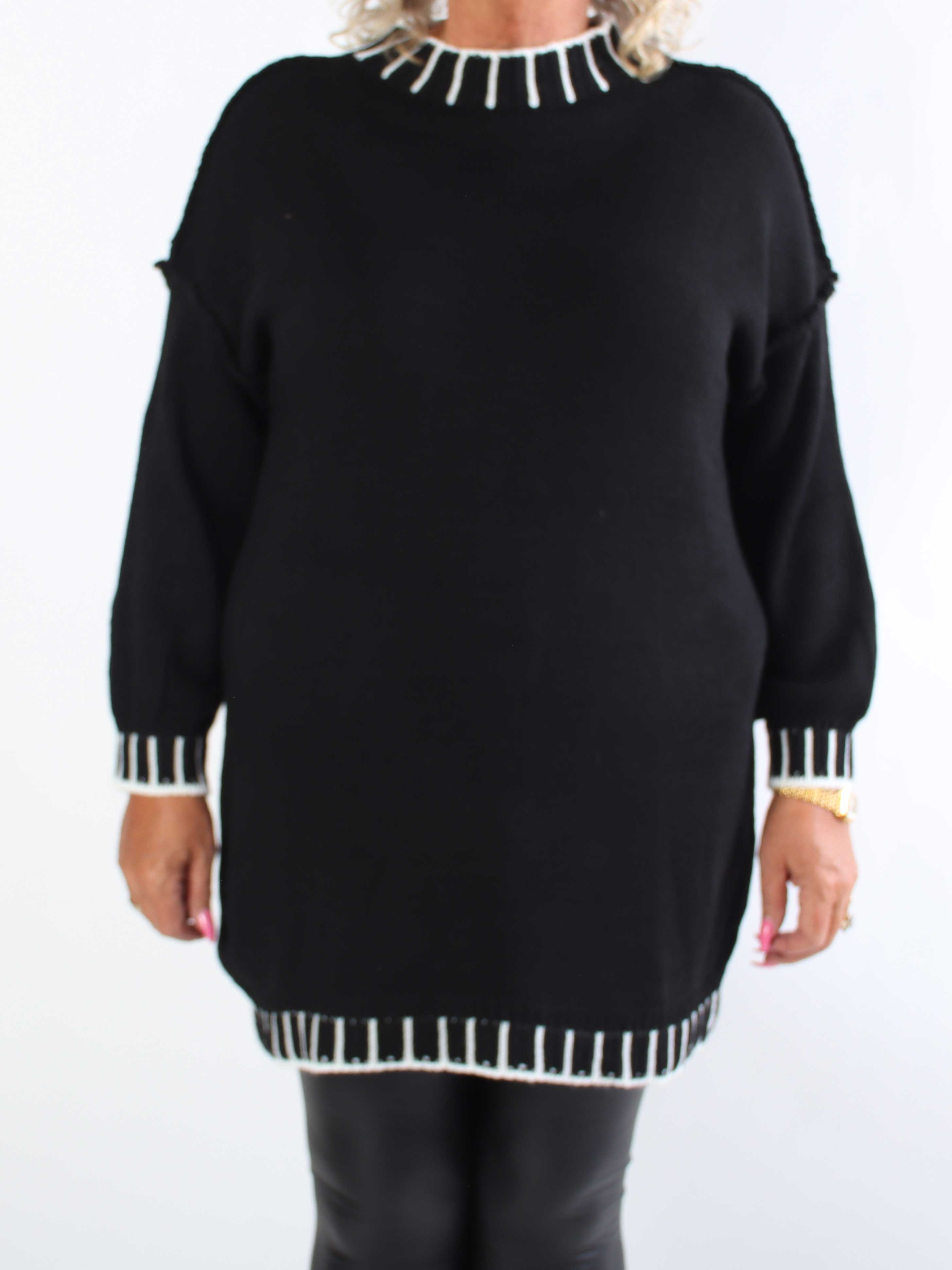 Liora - Plus size kjole med stribet detaljer ved halskraven, ærmerne og kjolens bund
