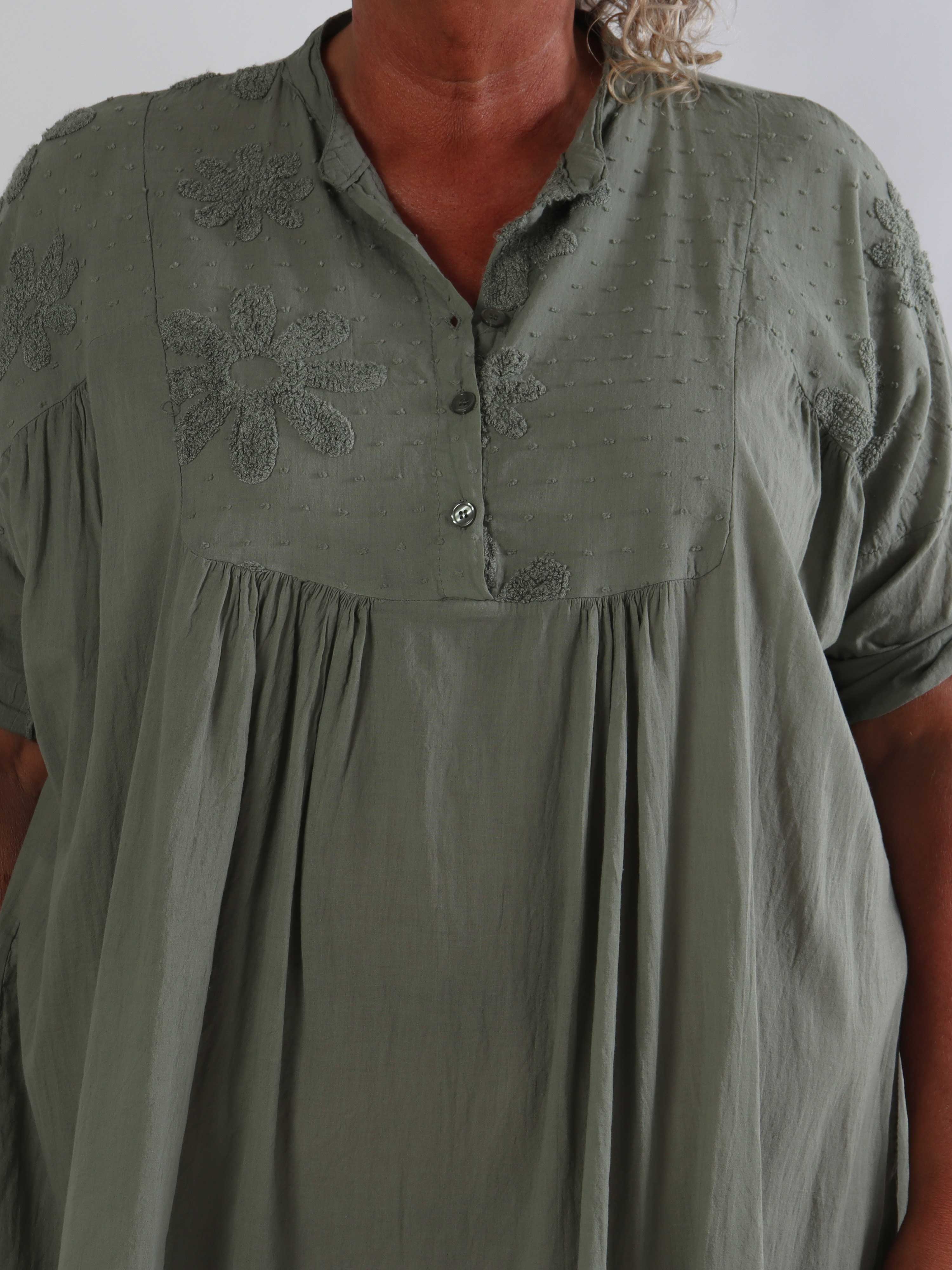 Lira - Plus size kjole i bomuld med blomster og broderie anglaise i bunden