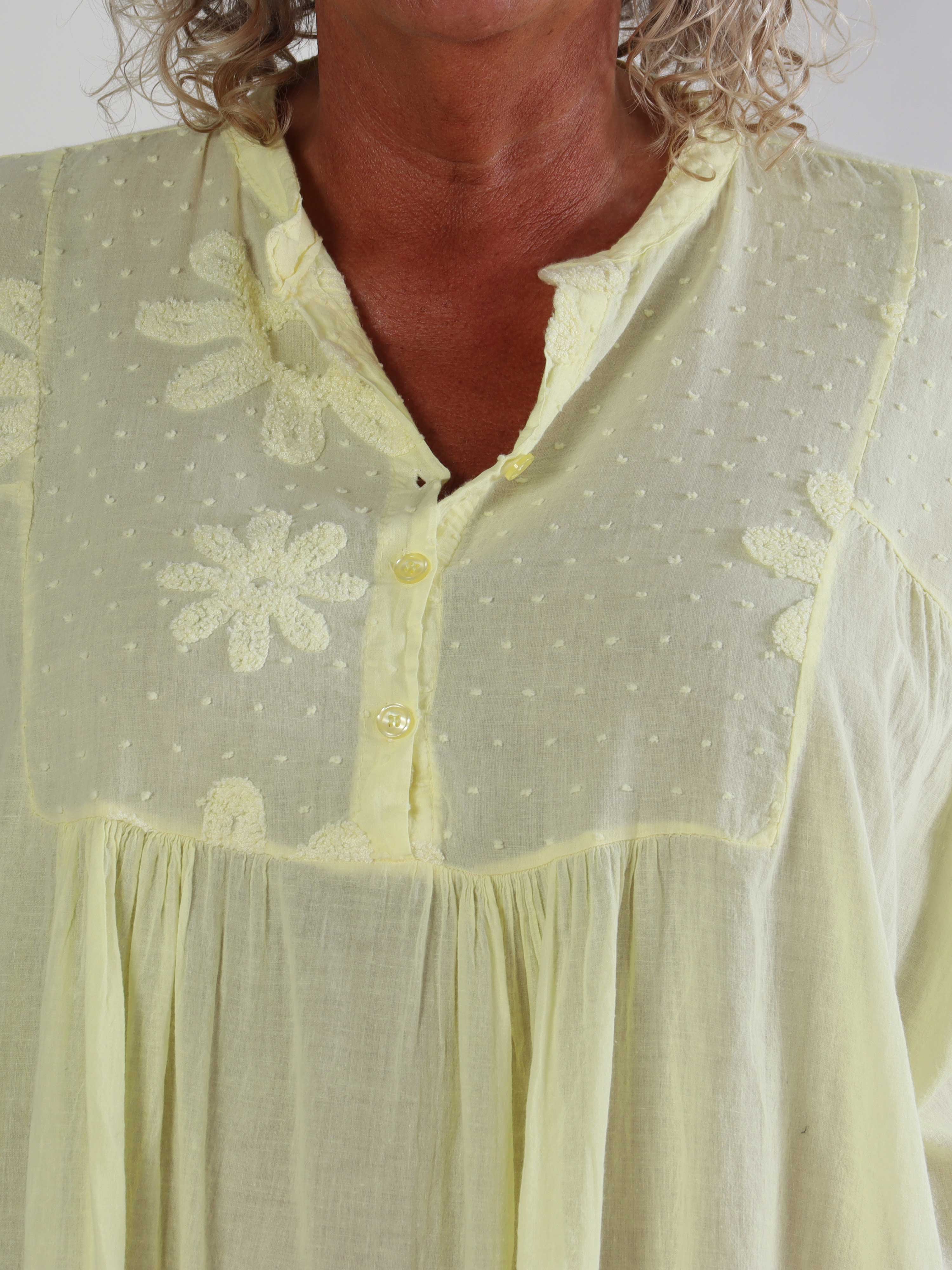 Lira - Plus size kjole i bomuld med blomster og broderie anglaise i bunden