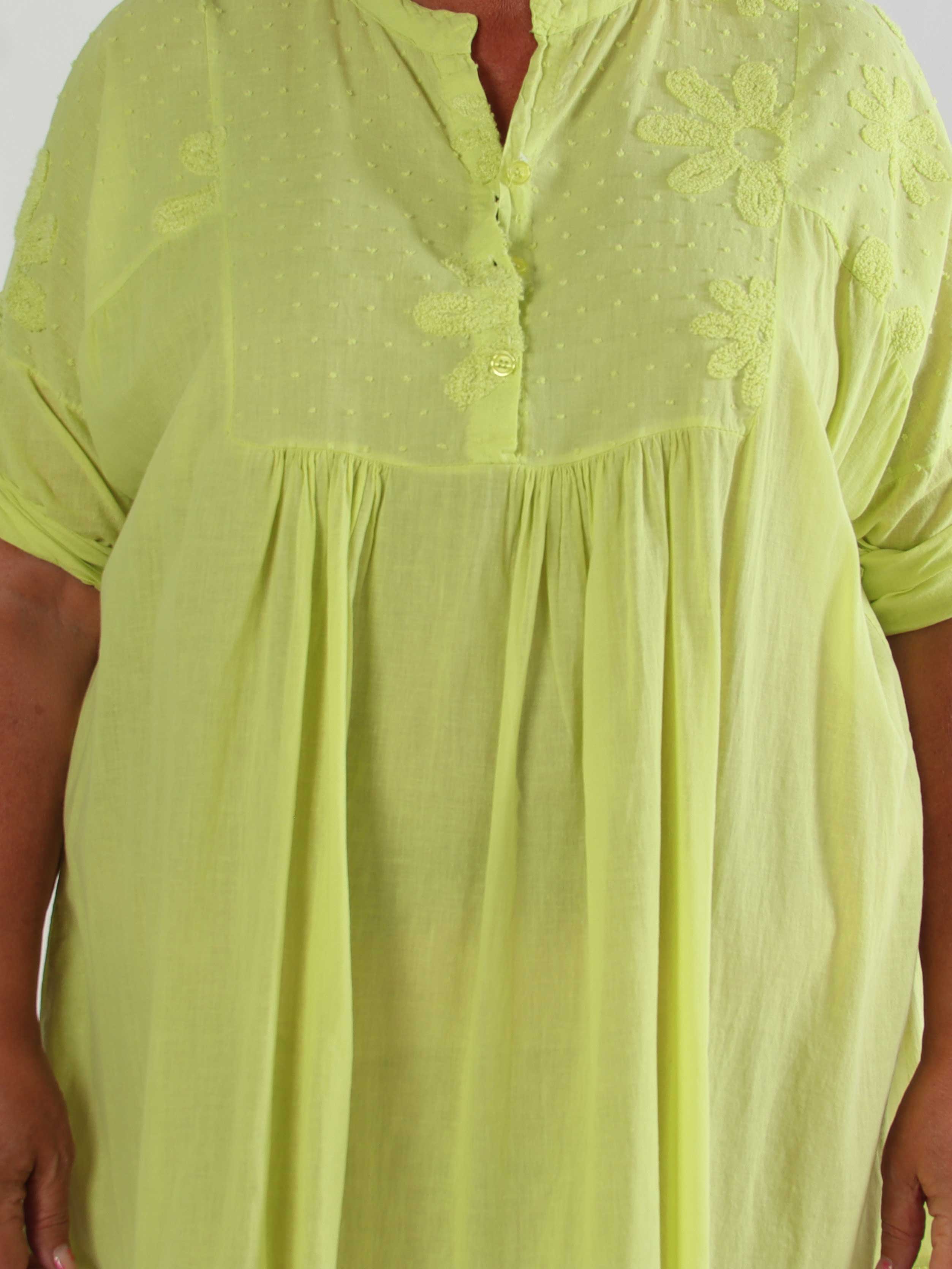 Lira - Plus size kjole i bomuld med blomster og broderie anglaise i bunden