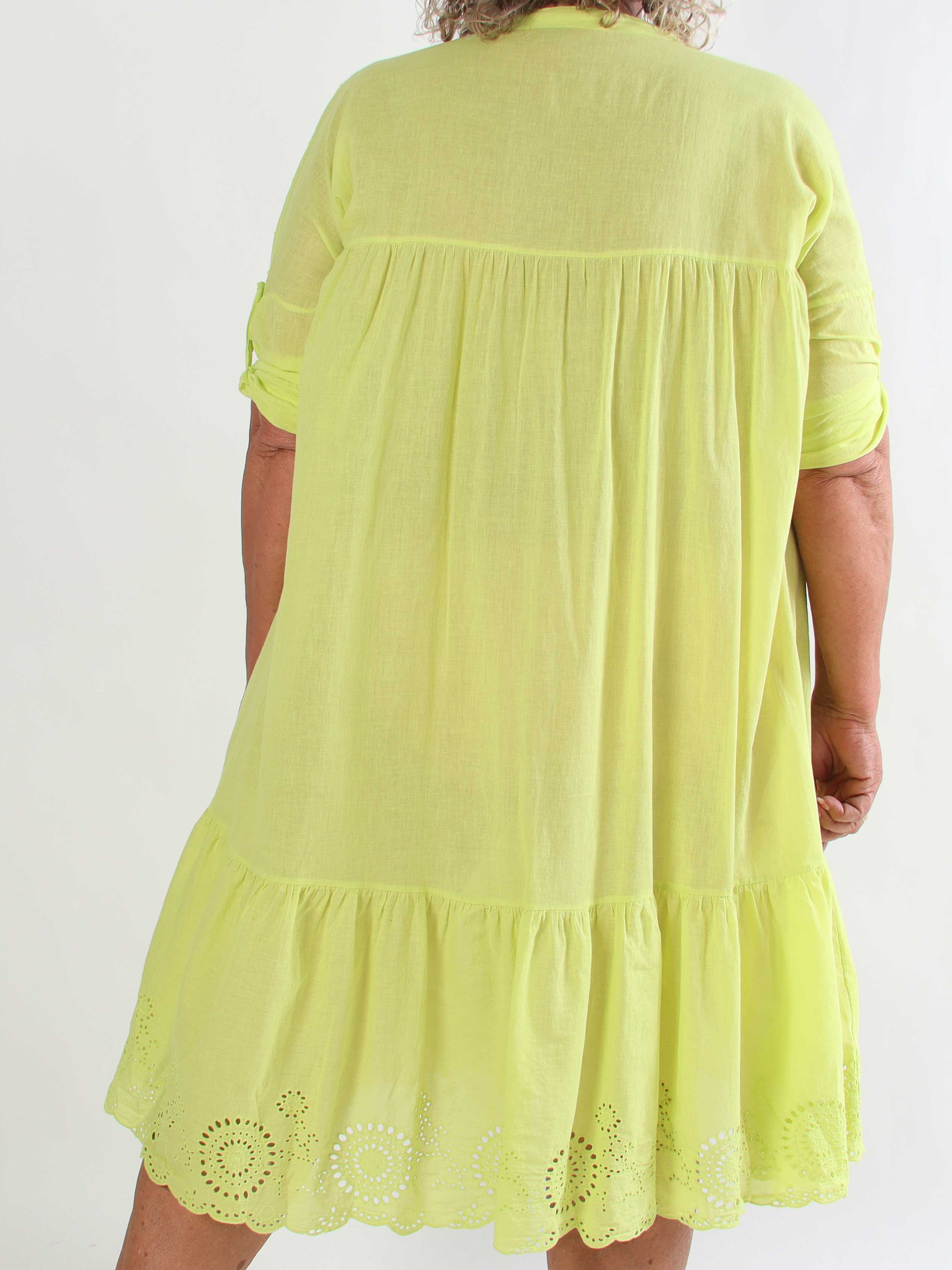Lira - Plus size kjole i bomuld med blomster og broderie anglaise i bunden