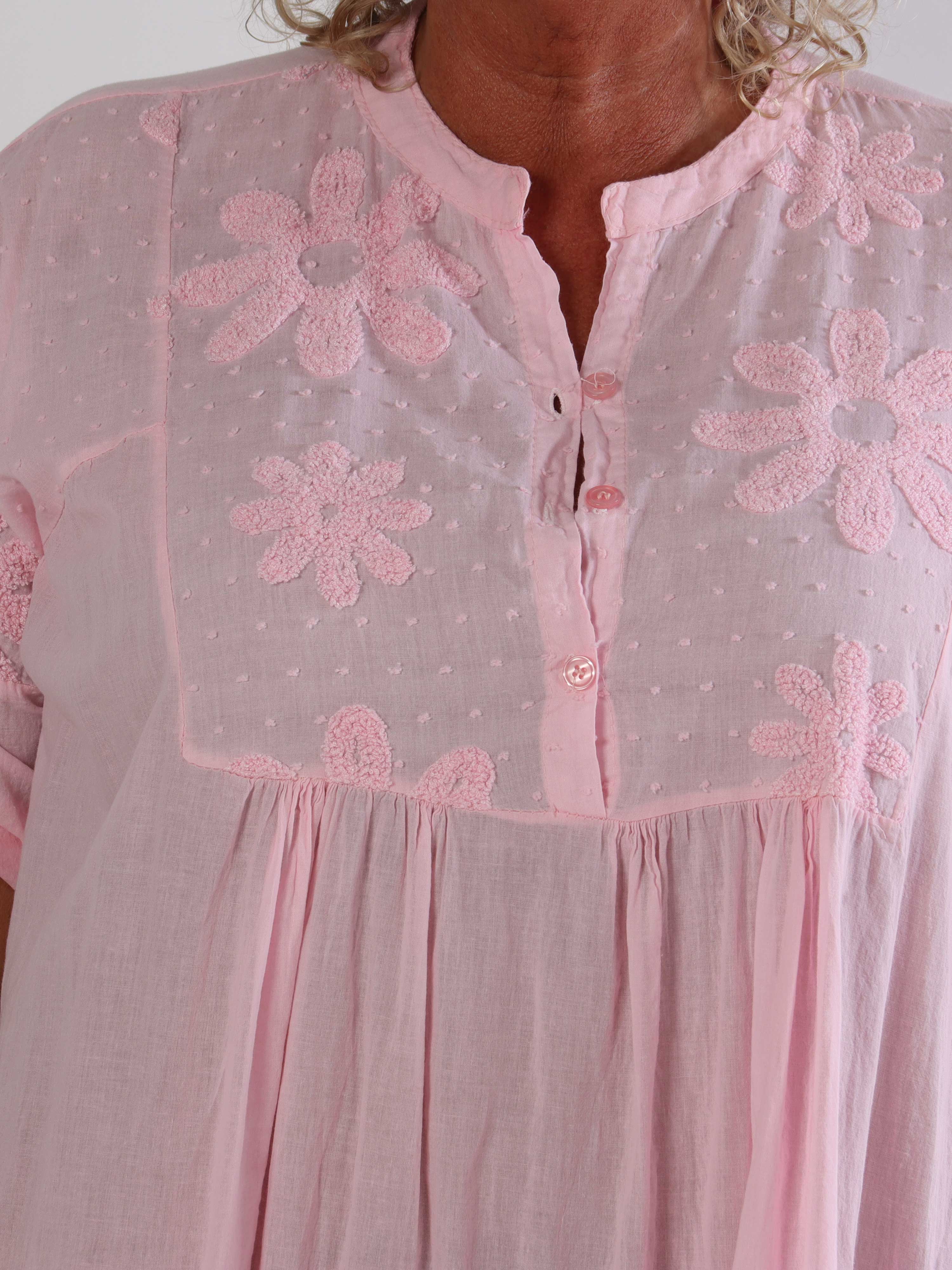 Lira - Plus size kjole i bomuld med blomster og broderie anglaise i bunden