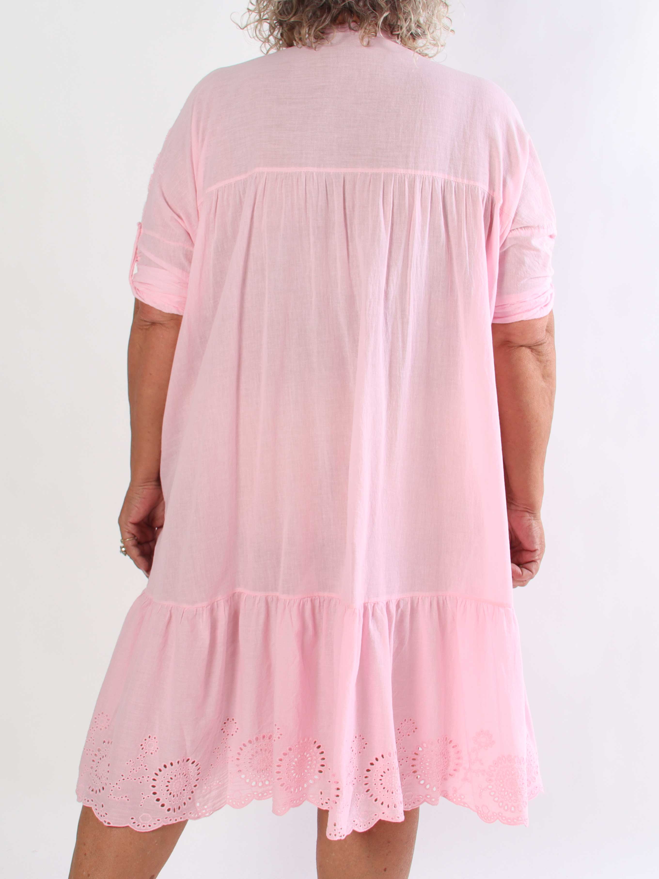 Lira - Plus size kjole i bomuld med blomster og broderie anglaise i bunden