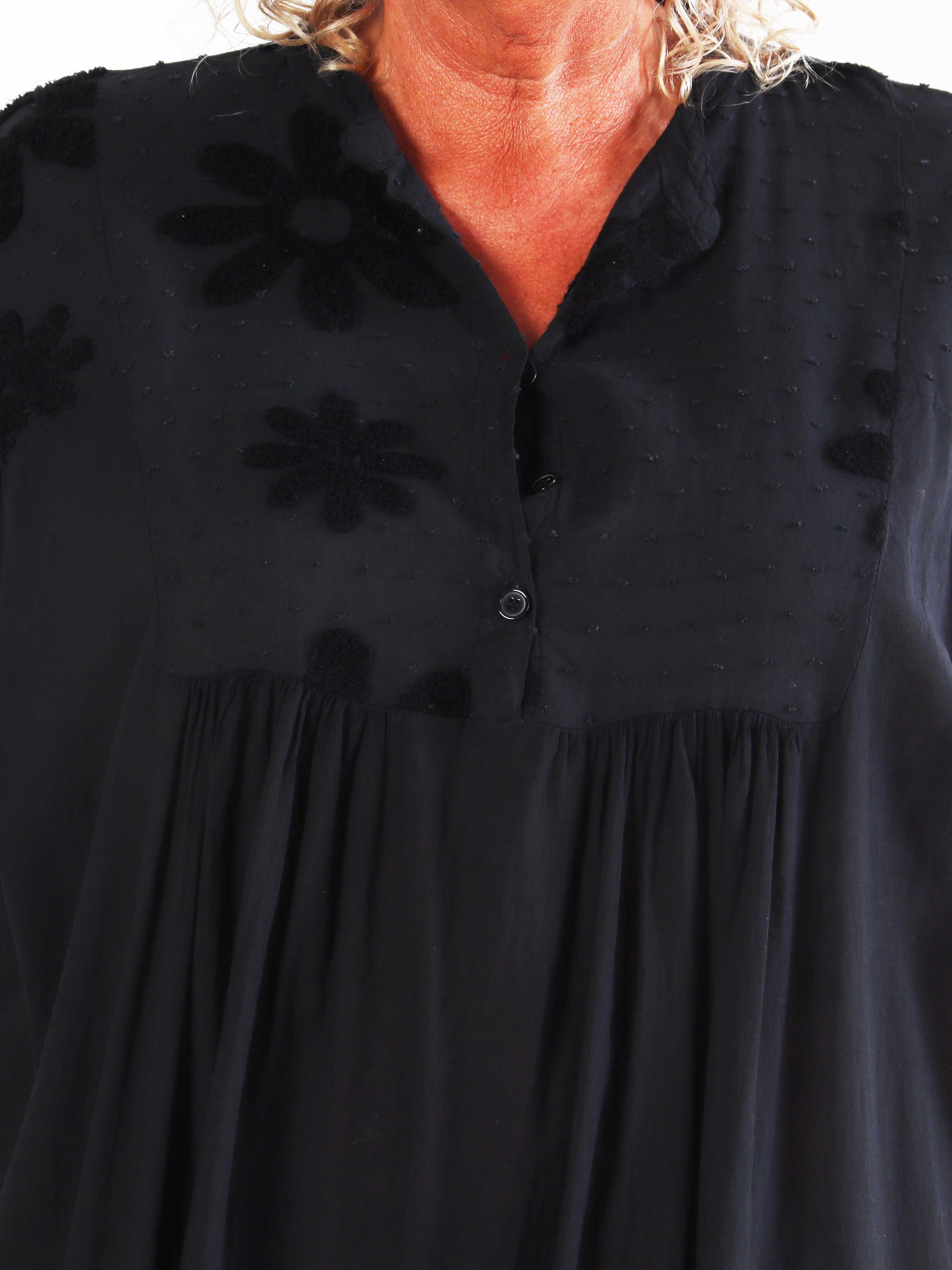 Lira - Plus size kjole i bomuld med blomster og broderie anglaise i bunden