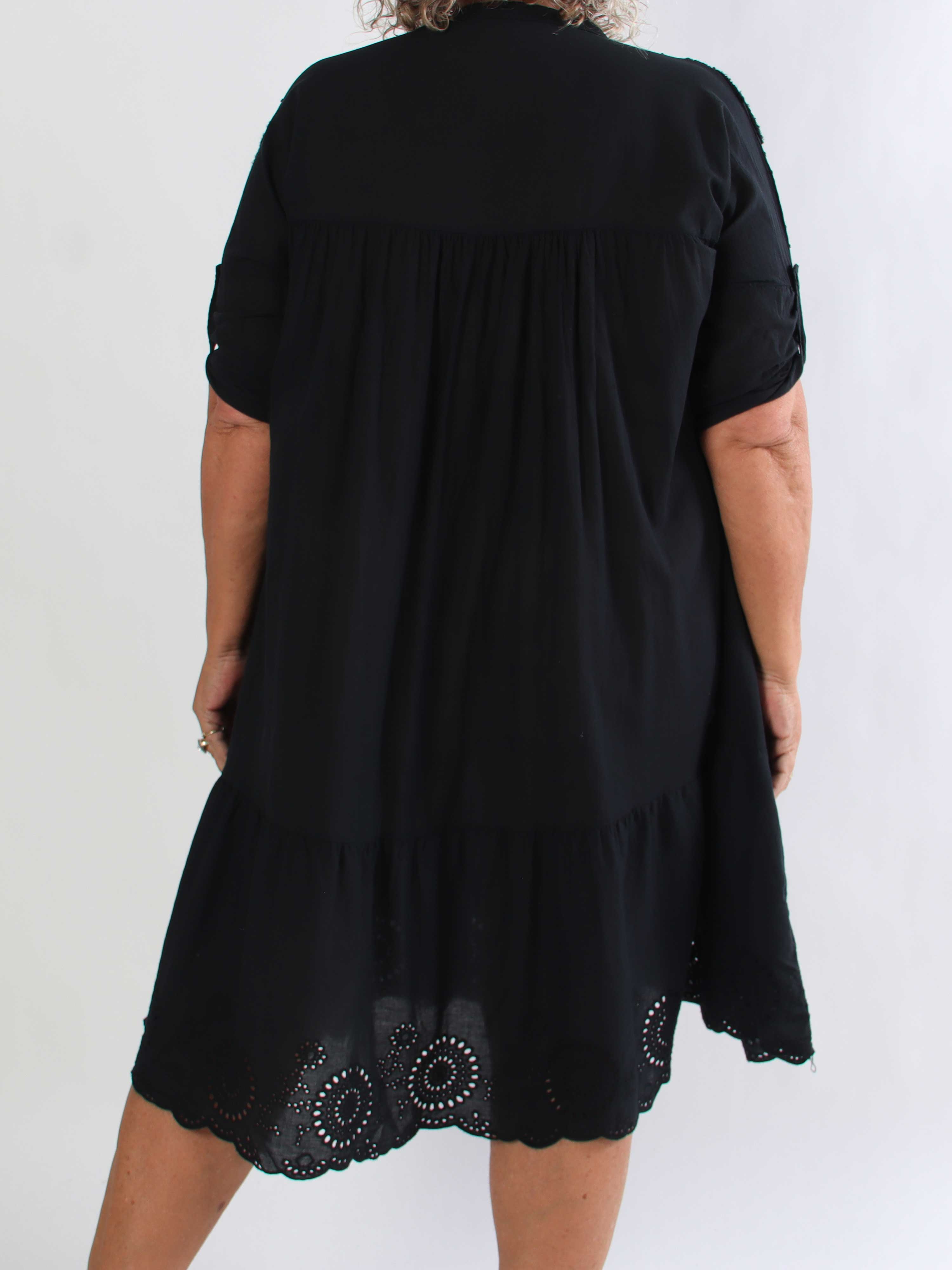 Lira - Plus size kjole i bomuld med blomster og broderie anglaise i bunden