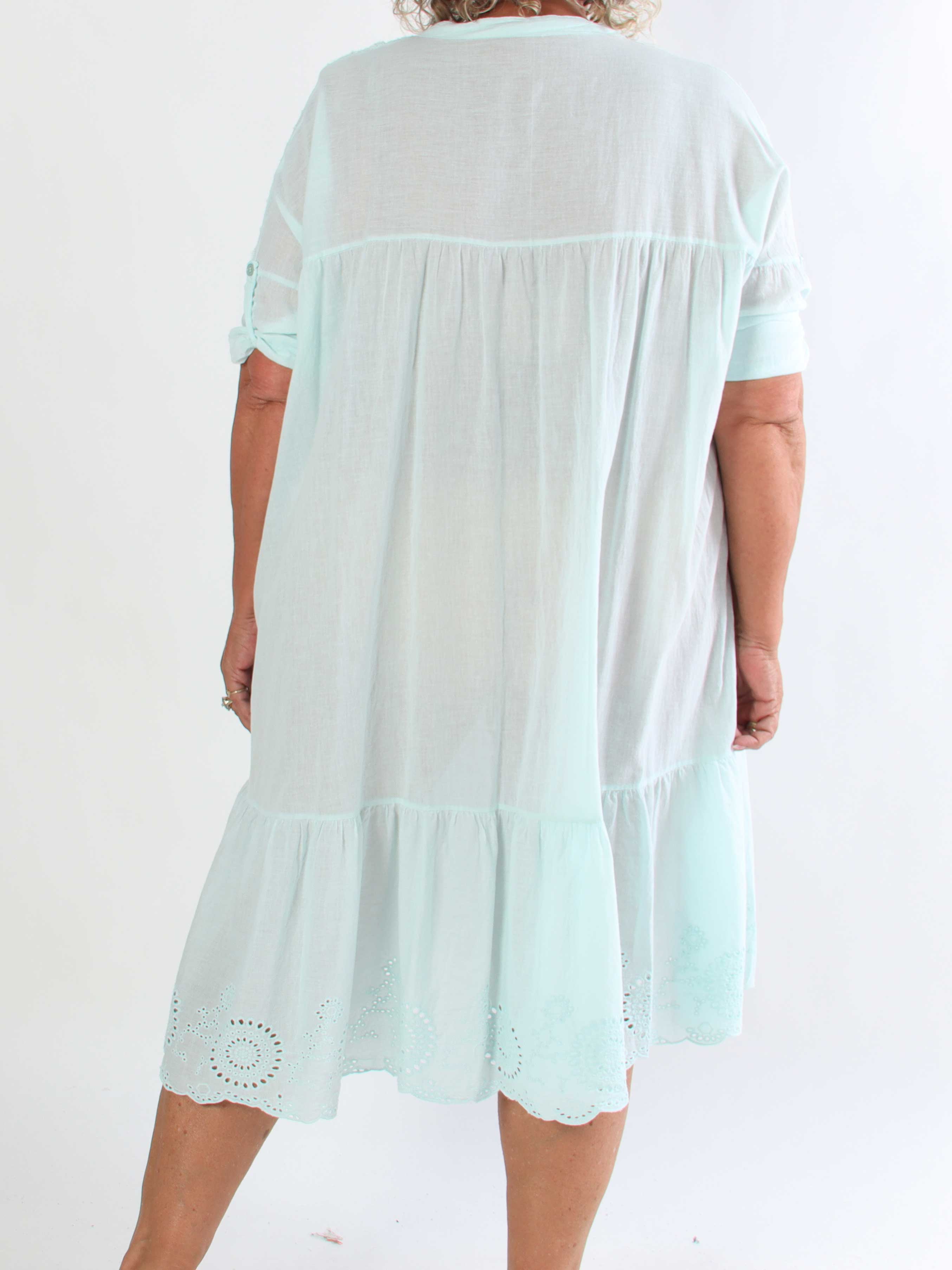 Lira - Plus size kjole i bomuld med blomster og broderie anglaise i bunden