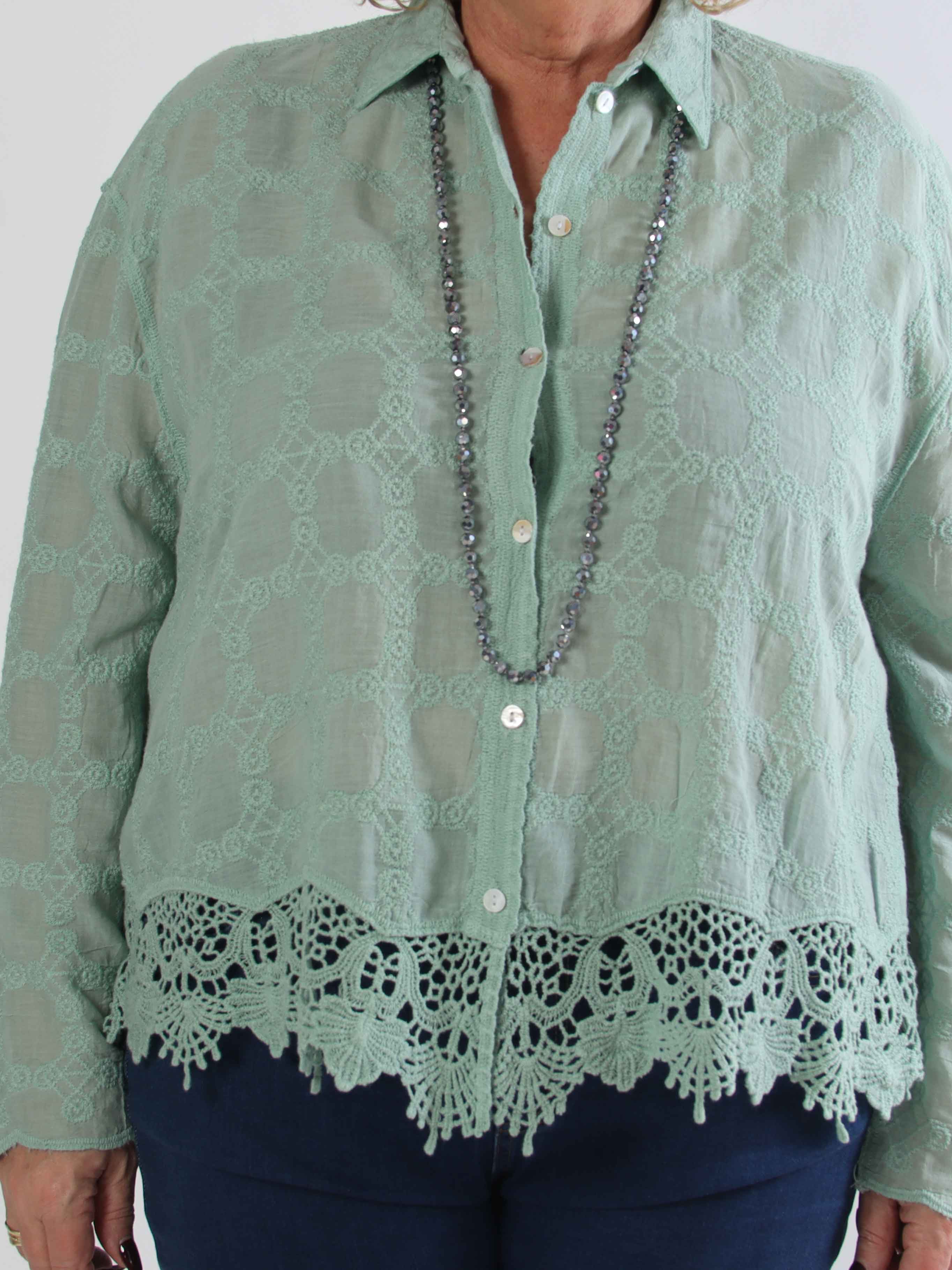 Litzy - Plus size bomuldsskjorte med fine broderier og blondekant