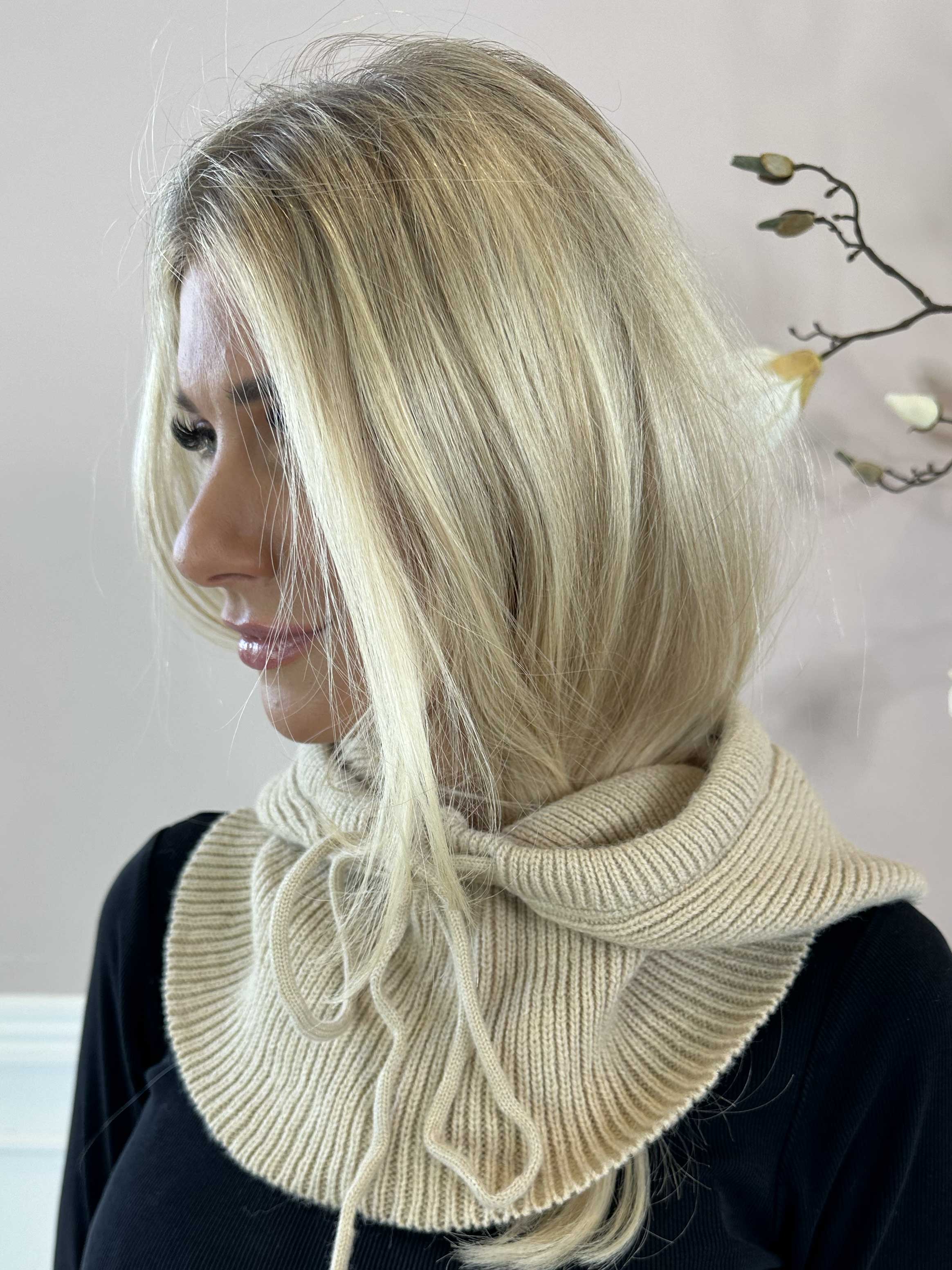 Livia - Stickad mössa med huva och dragsko