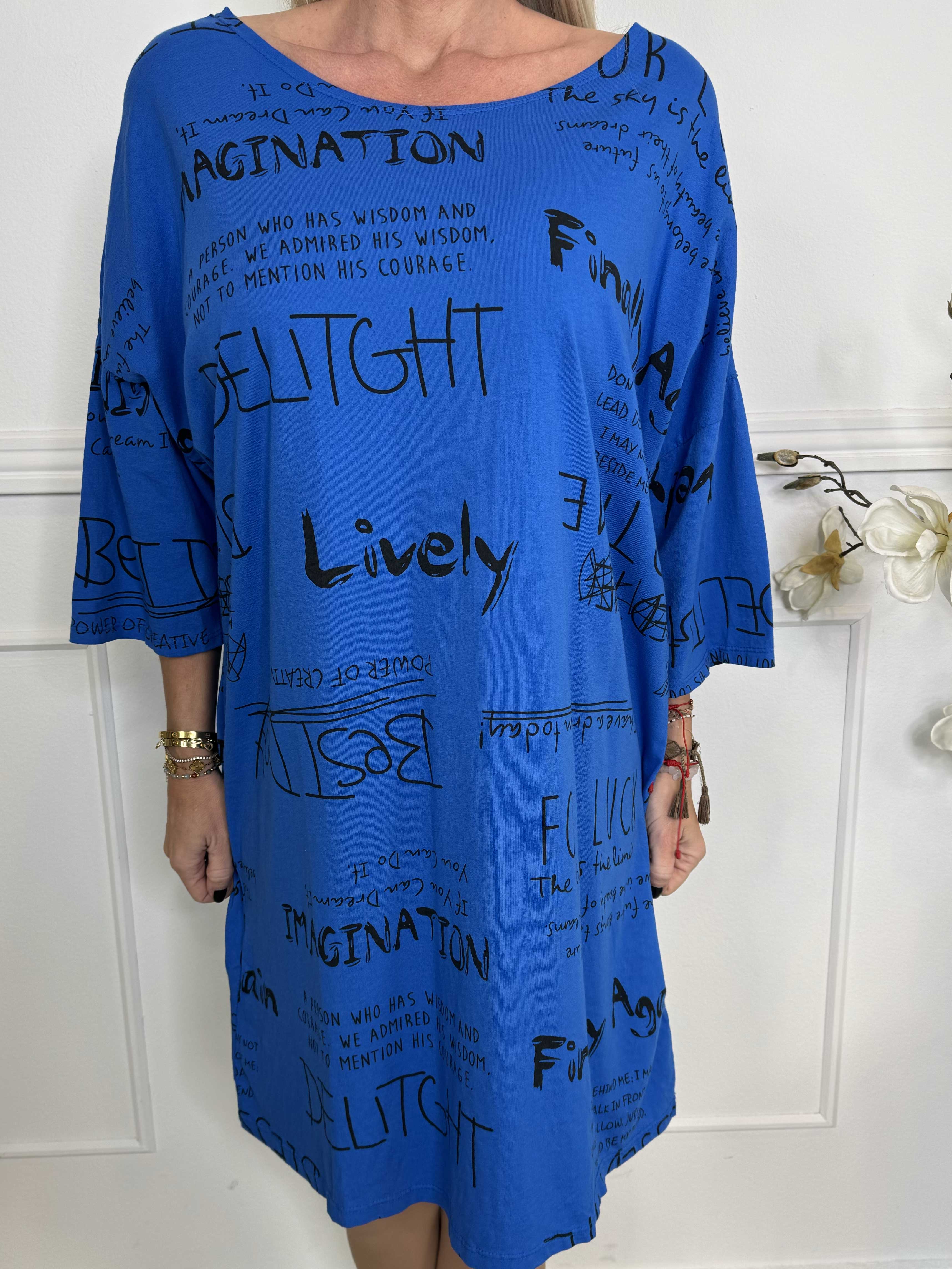 Lora - T-shirtklänning med text