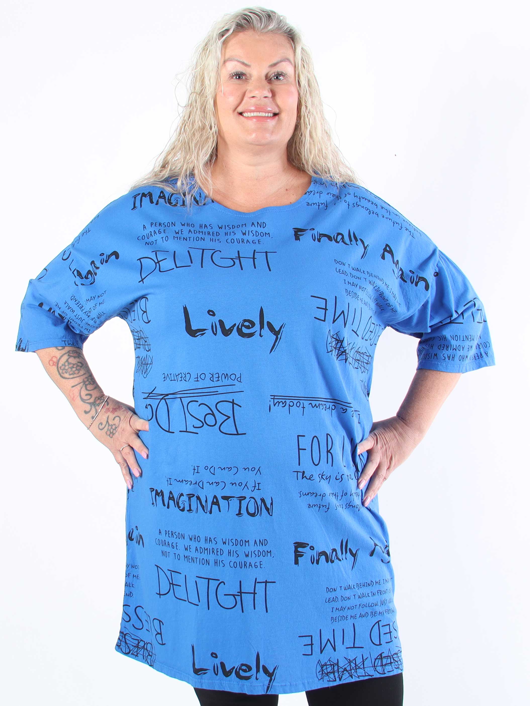 Lora - Plus size t-shirtklänning med text