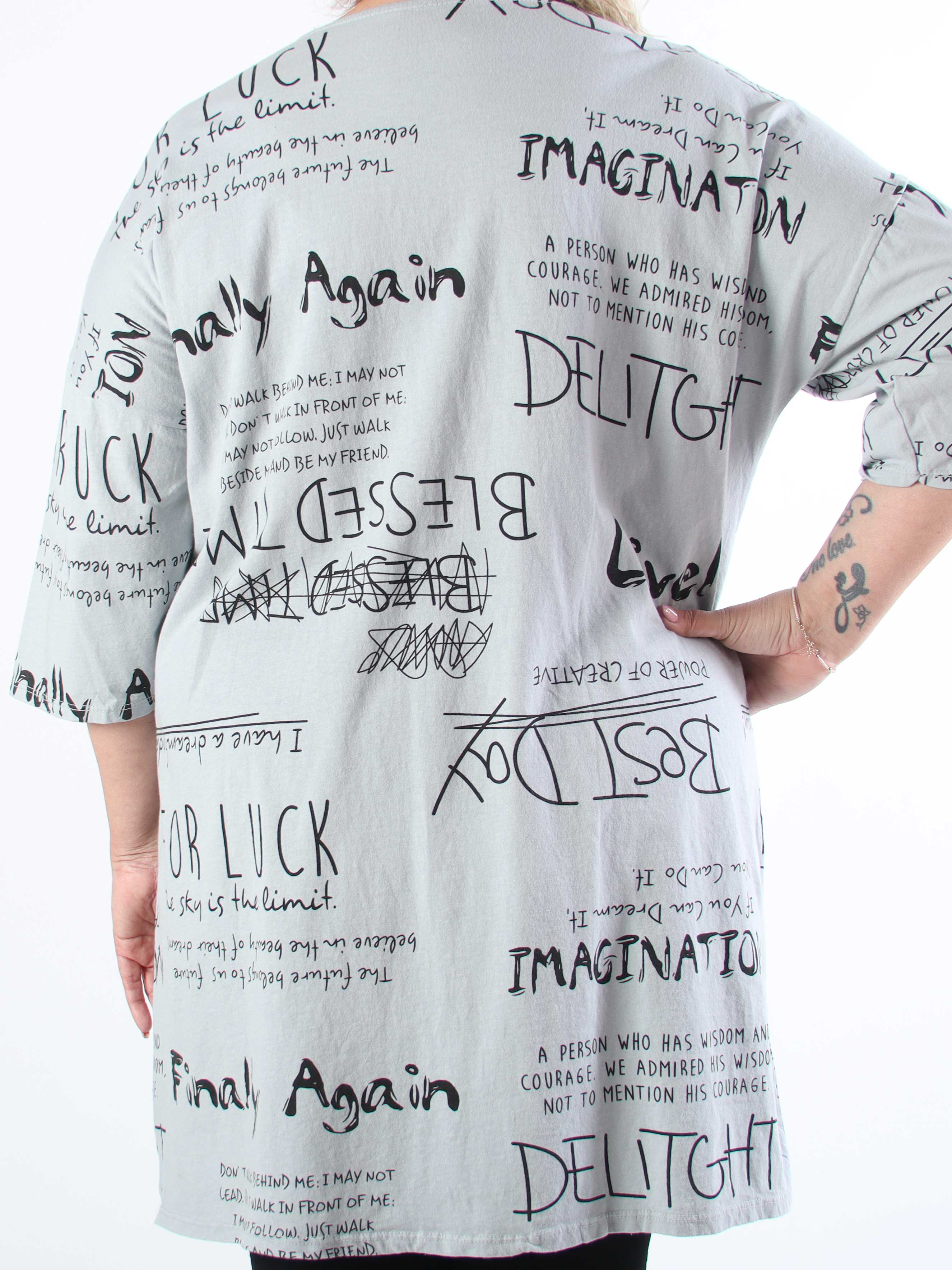 Lora - Plus size t-shirtklänning med text