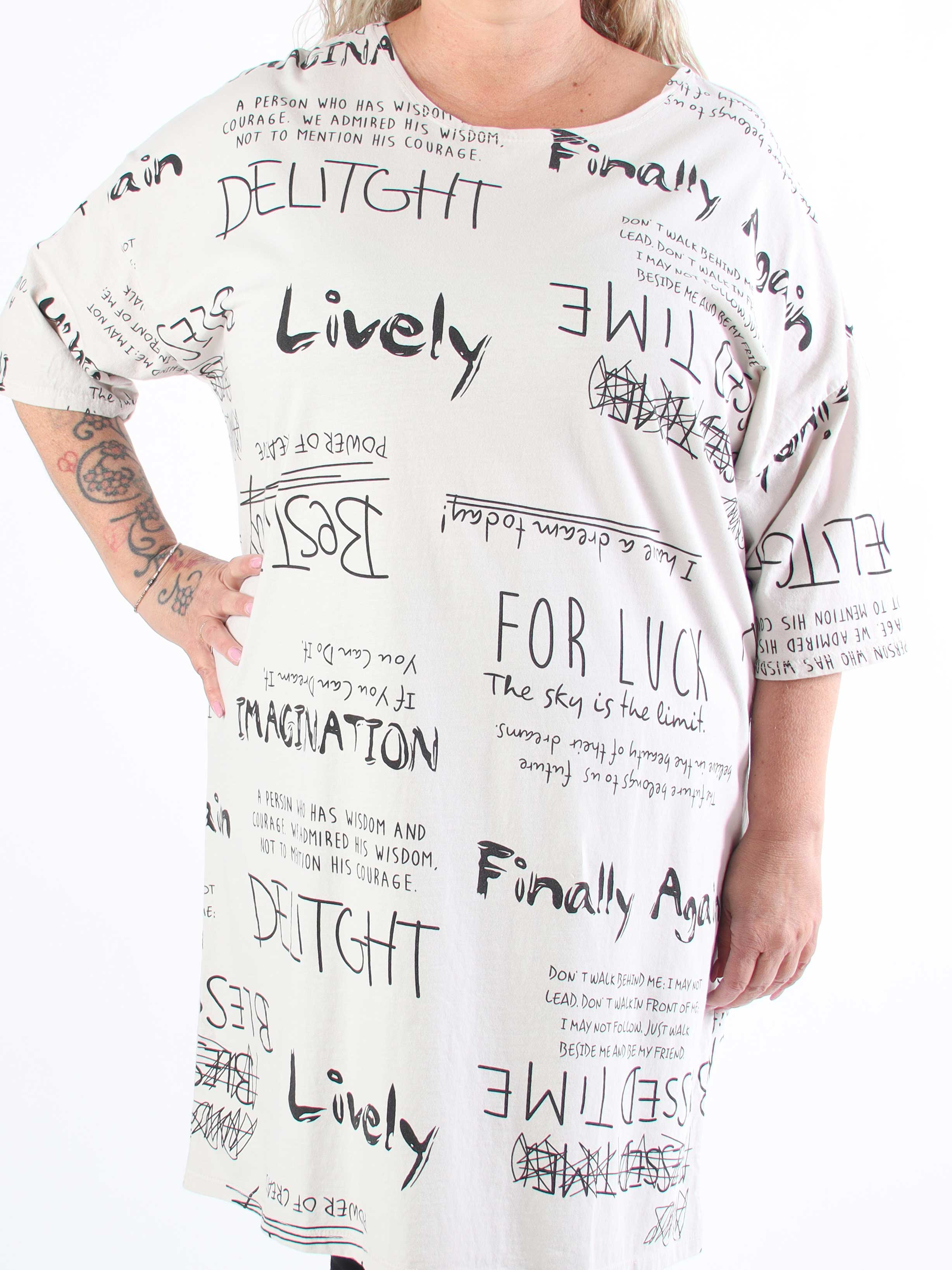 Lora - Plus size t-shirtklänning med text