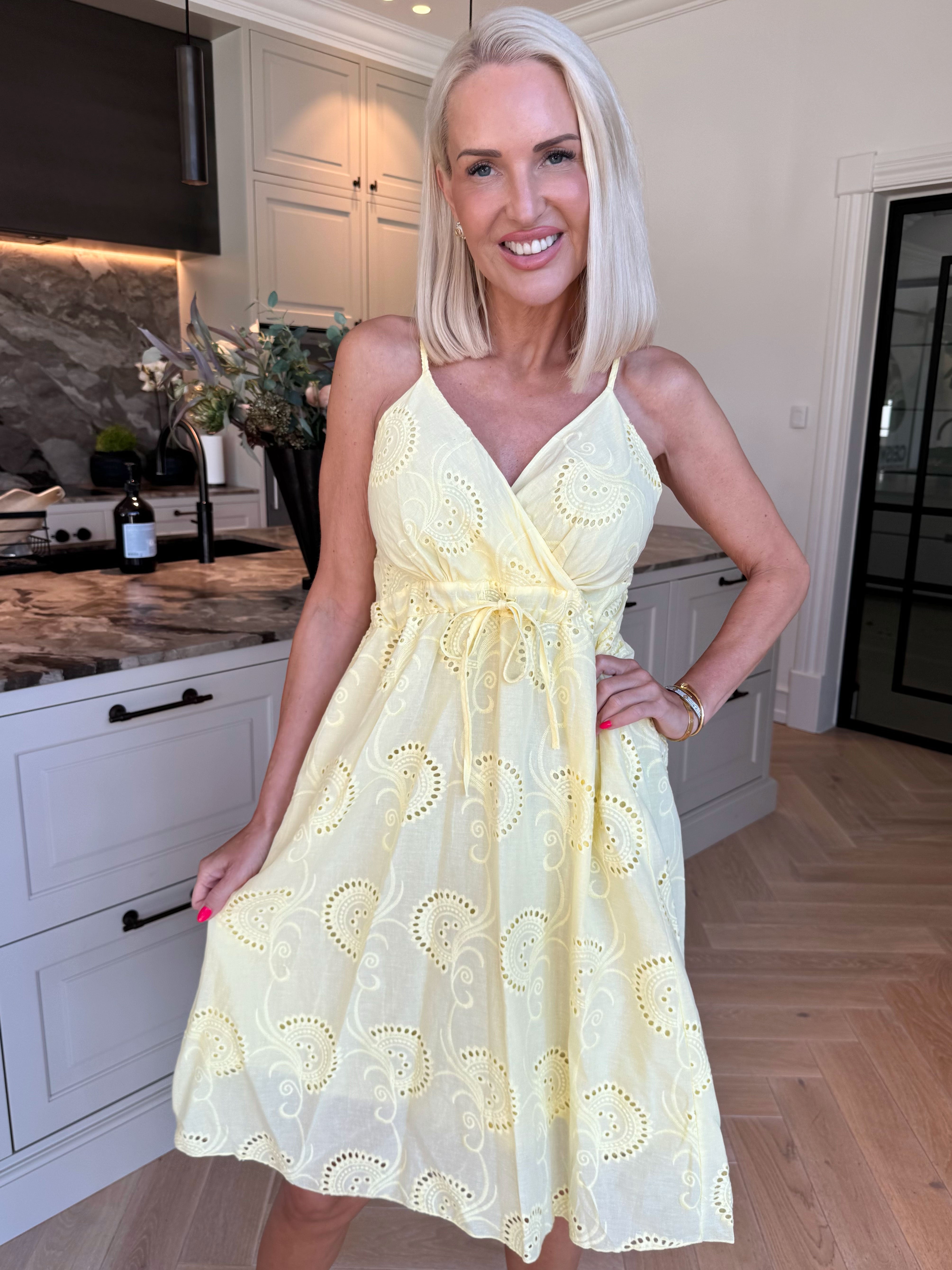 Lovisa Short - Feminin stropkjole med broderie anglaise og snøre under brystet